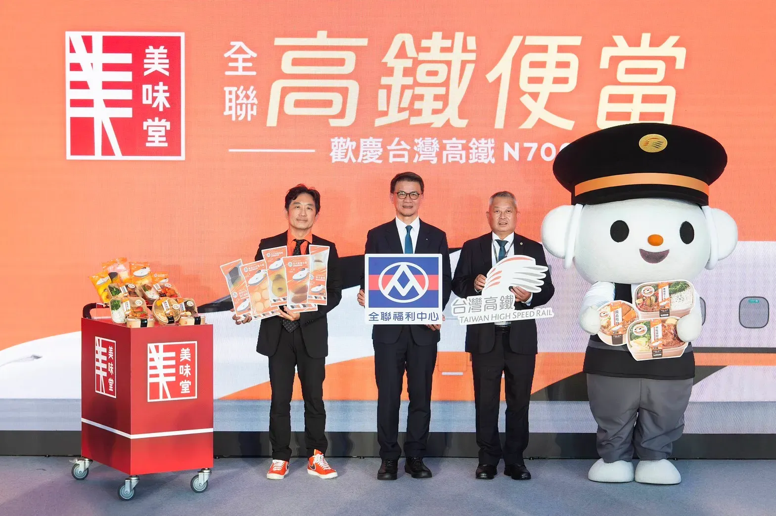 01_全聯餐食版圖再擴張首度攜手高鐵布局旅運商機,左起全聯行銷部協理 劉鴻徵、全聯福利中心總經理 蔡篤昌、台灣高鐵總經理 陳惠裕。.webp