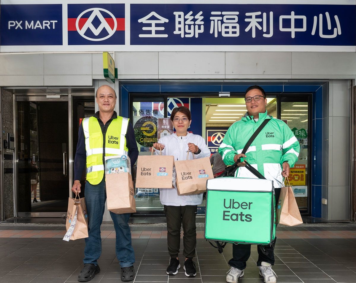 01.為工作日常賦予特殊意義,將愛心物資送至安置機構(左起陳姓外送員、汪姓外送員、黃姓外送員).jpg