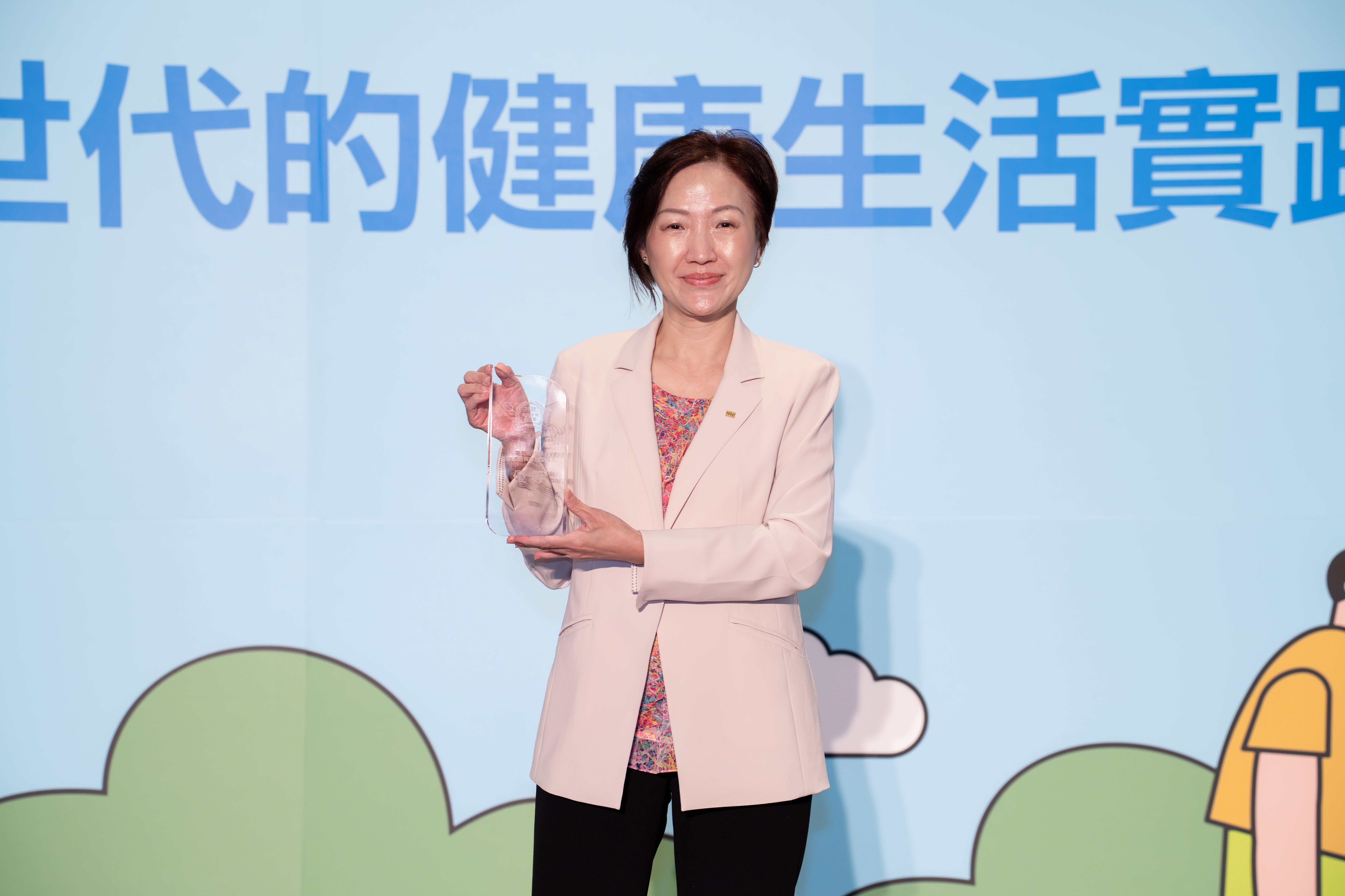 01. 全聯二度榮獲早安健康與YAHOO《健康品牌風雲賞》肯定,由全聯實業阮秀協理代表領獎.jpg