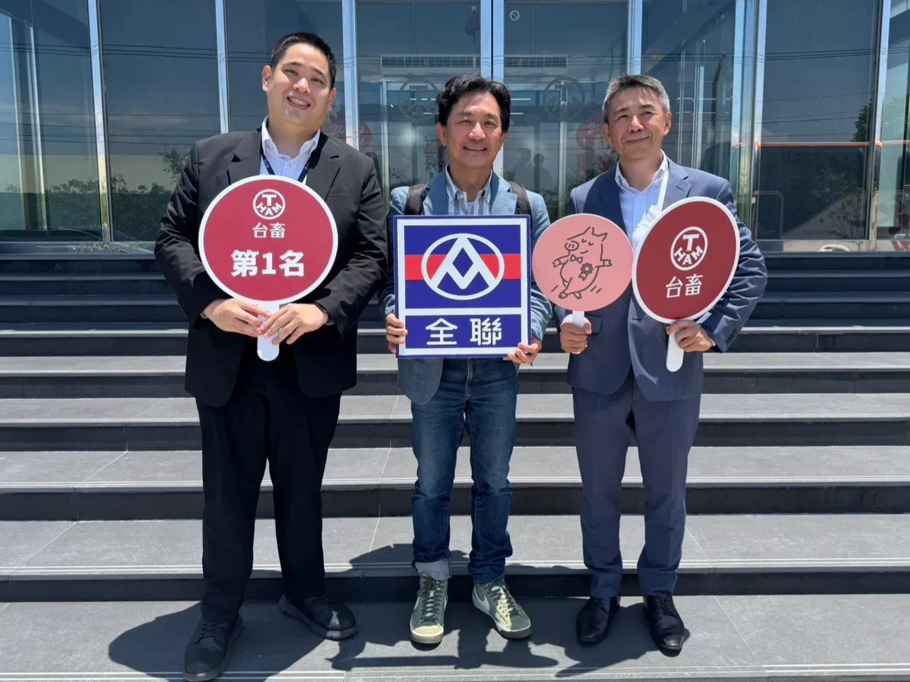 01_左起台畜 張華欣董事長、全聯行銷部 劉鴻徵協理、台畜 王志興總經理.webp