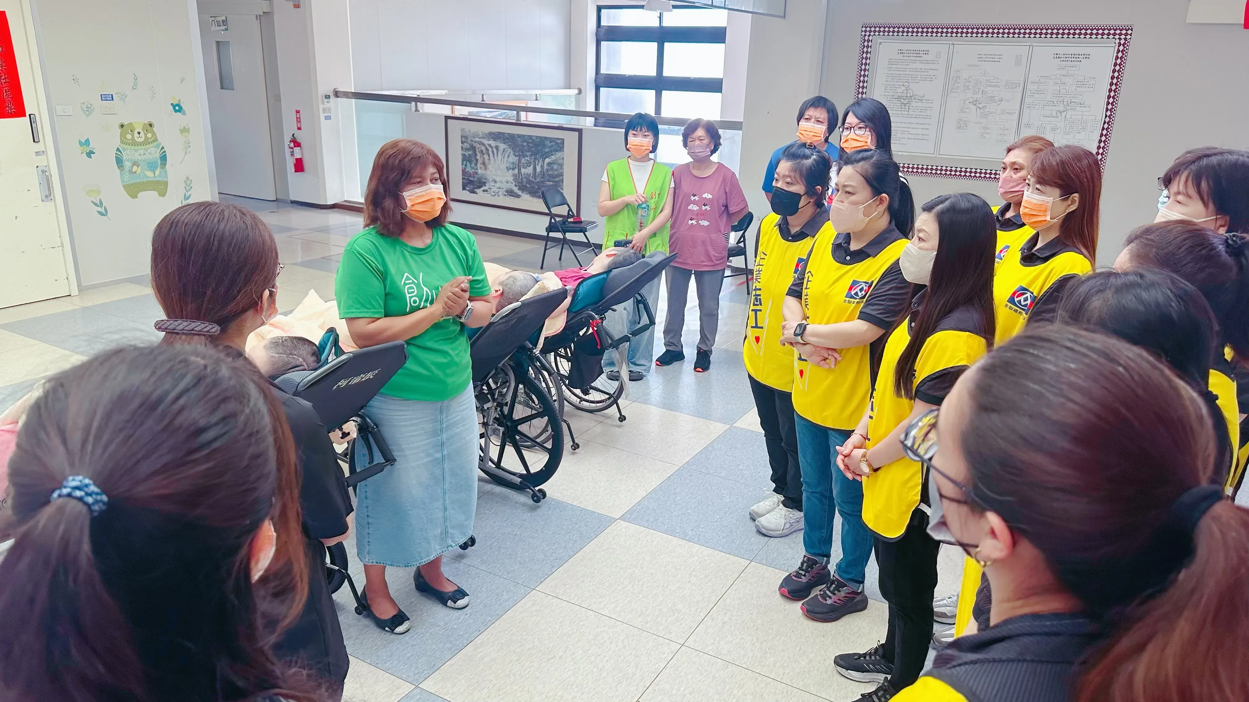 02. 創世台東院院長王宣云向全聯企業志工團隊介紹院內照護環境與院民日常生活,透過實地參訪交流,讓志工更深入了解植物人長期照護需求,也感受第一線照護工作的辛勞與溫度。.webp