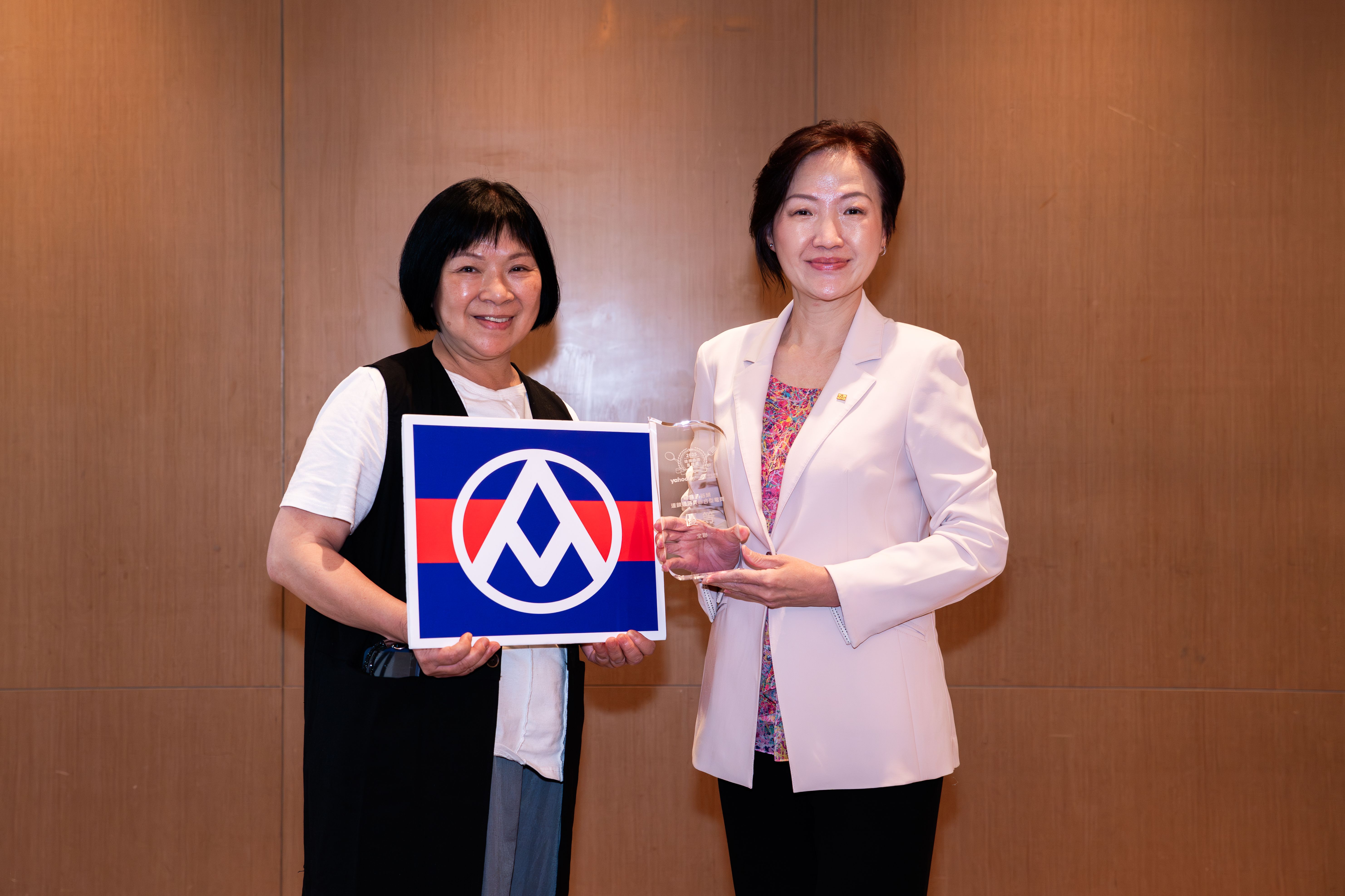 02. 全聯以「樂齡健康關懷」為核心,全面提升員工及顧客的健康意識,由全聯實業阮秀協理(右)、葉淑華副理(左)代表領獎。.jpg