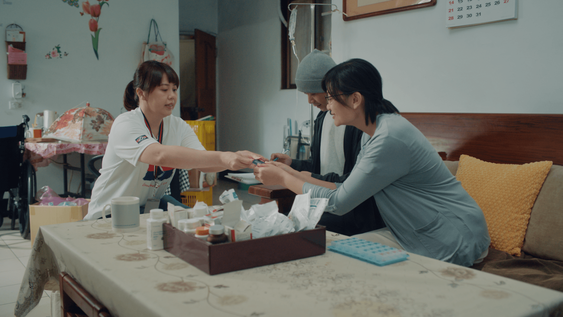 02. 全聯慶祥基金會培育24位專職社工，實地訪視需要幫助的家庭。.png