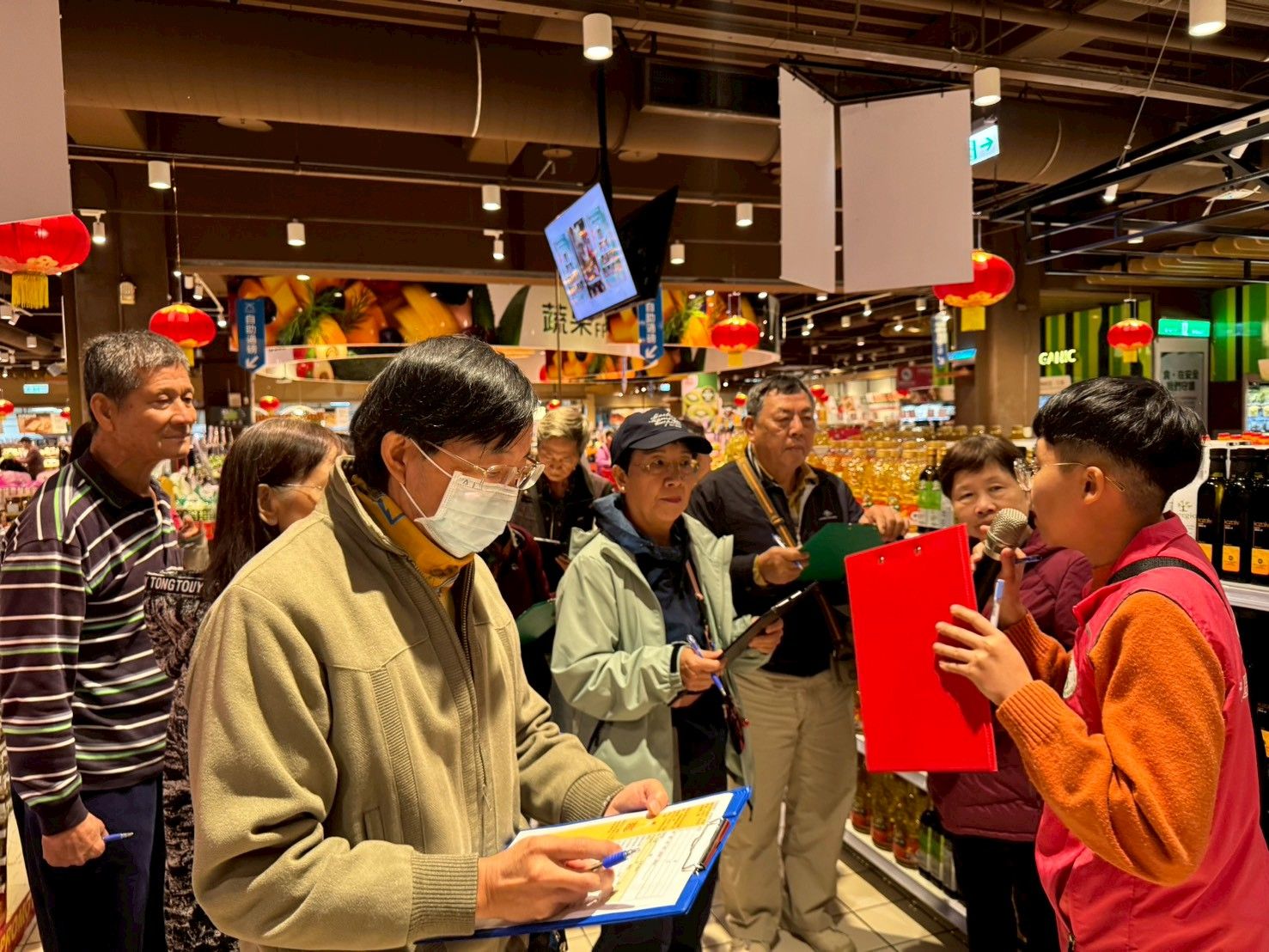 02_健康處方箋不只停留在知識傳遞，而是真正落實在日常生活中，聯醫講座中，讓長者走進賣場學怎麼買、怎麼選擇健康食品。.jpg