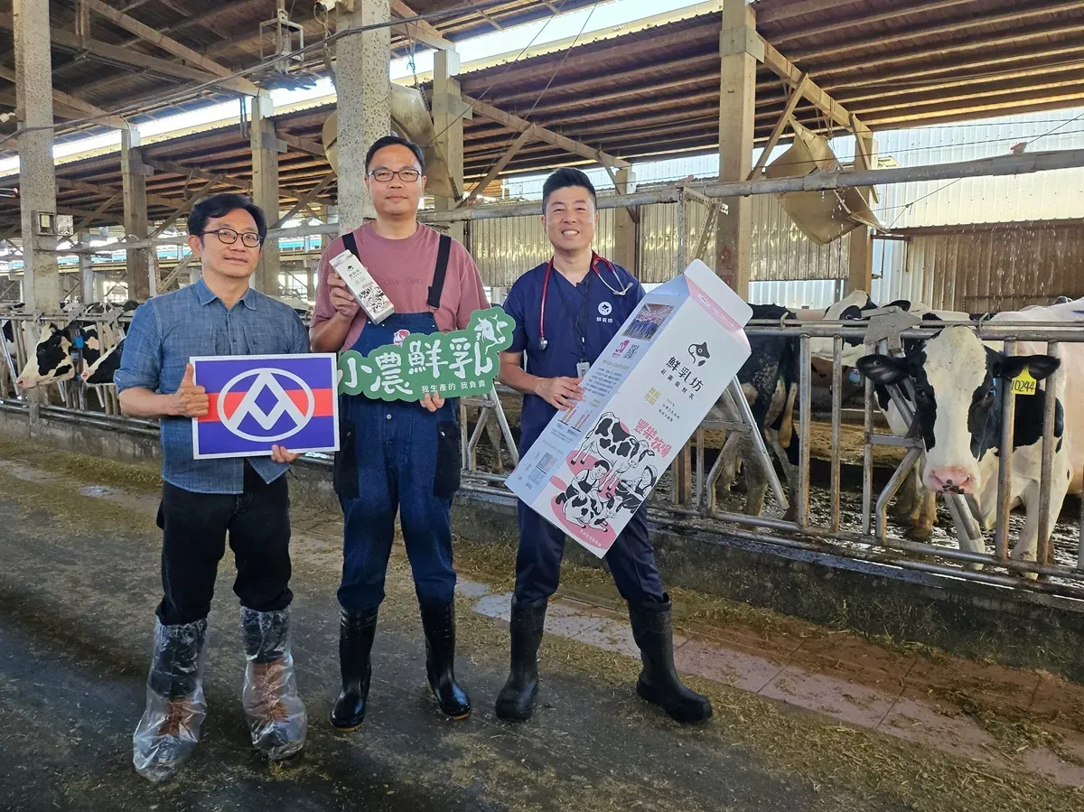 02.我生產的我負責！AI監控+自動化榨乳，鮮乳坊豐樂牧場打造智慧化鮮乳新標準！(左至右)全聯行銷部協理劉鴻徵、豐樂牧場負責人黃常禎 、鮮乳坊創辦人龔建嘉.webp