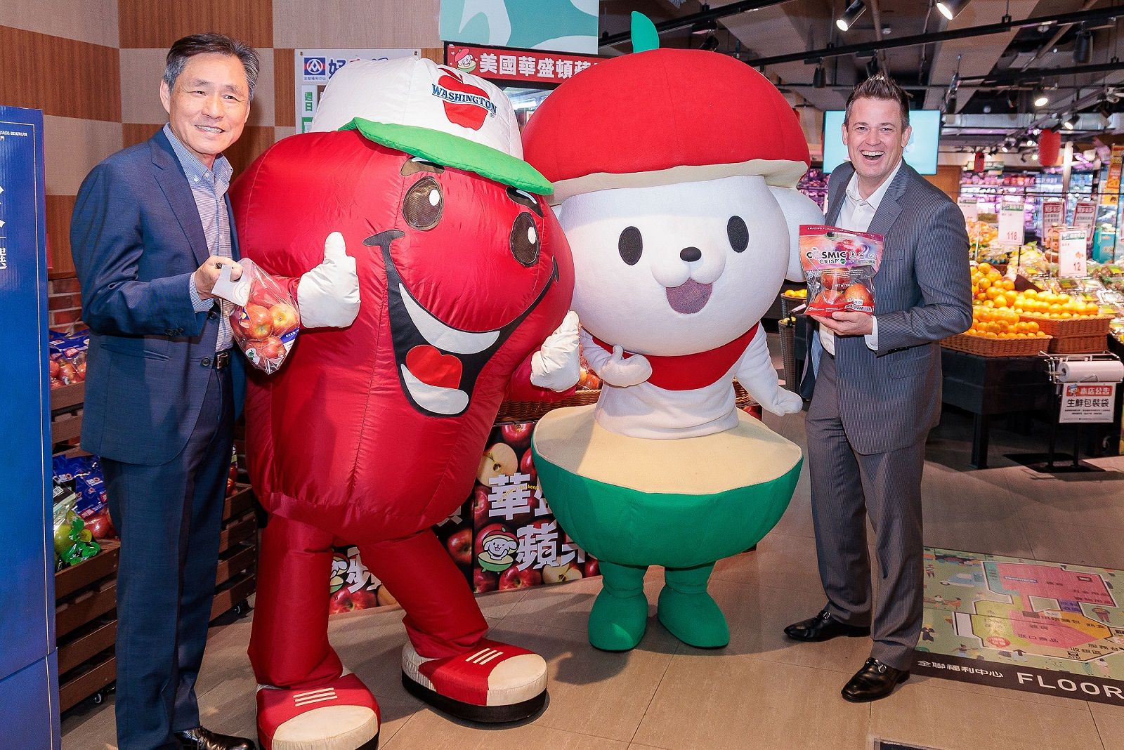 02.美國在台協會農業組組長漢夢閣(右一)、美國華盛頓協會台灣代表Steven Chu(左一)、和全聯水果探險隊「蘋狗」(右二)、華盛頓蘋果協會吉祥物Mr. Crispy(左二),展現美國華盛頓蘋果的熱情,互動感十足。.jpg