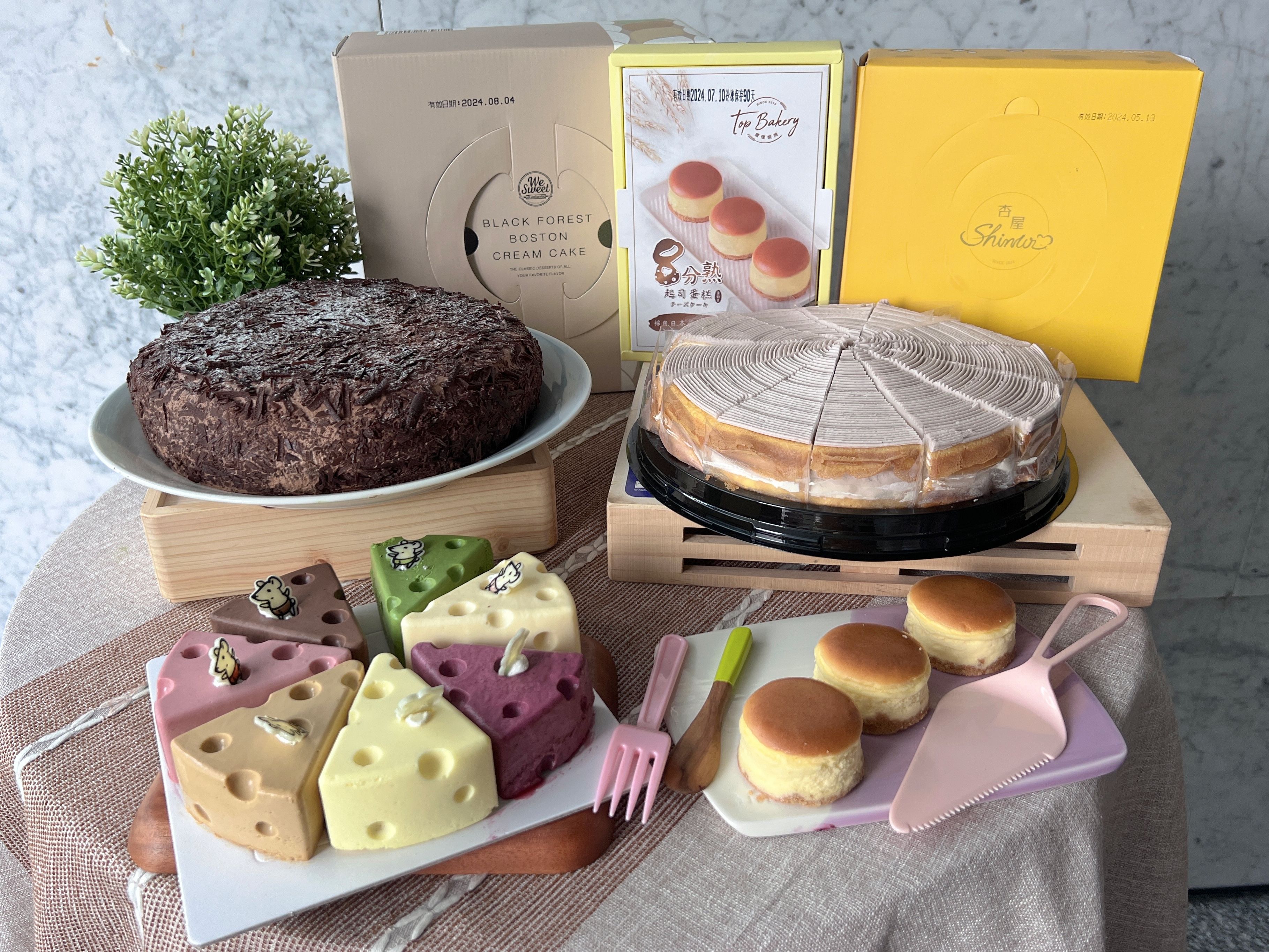 02. 全聯母親節預購推出新品We Sweet黑森林波士頓蛋糕、杏屋七彩乳酪、唐璞烘焙8分熟起司蛋糕，滿足巧克力控、起司控。.jpg