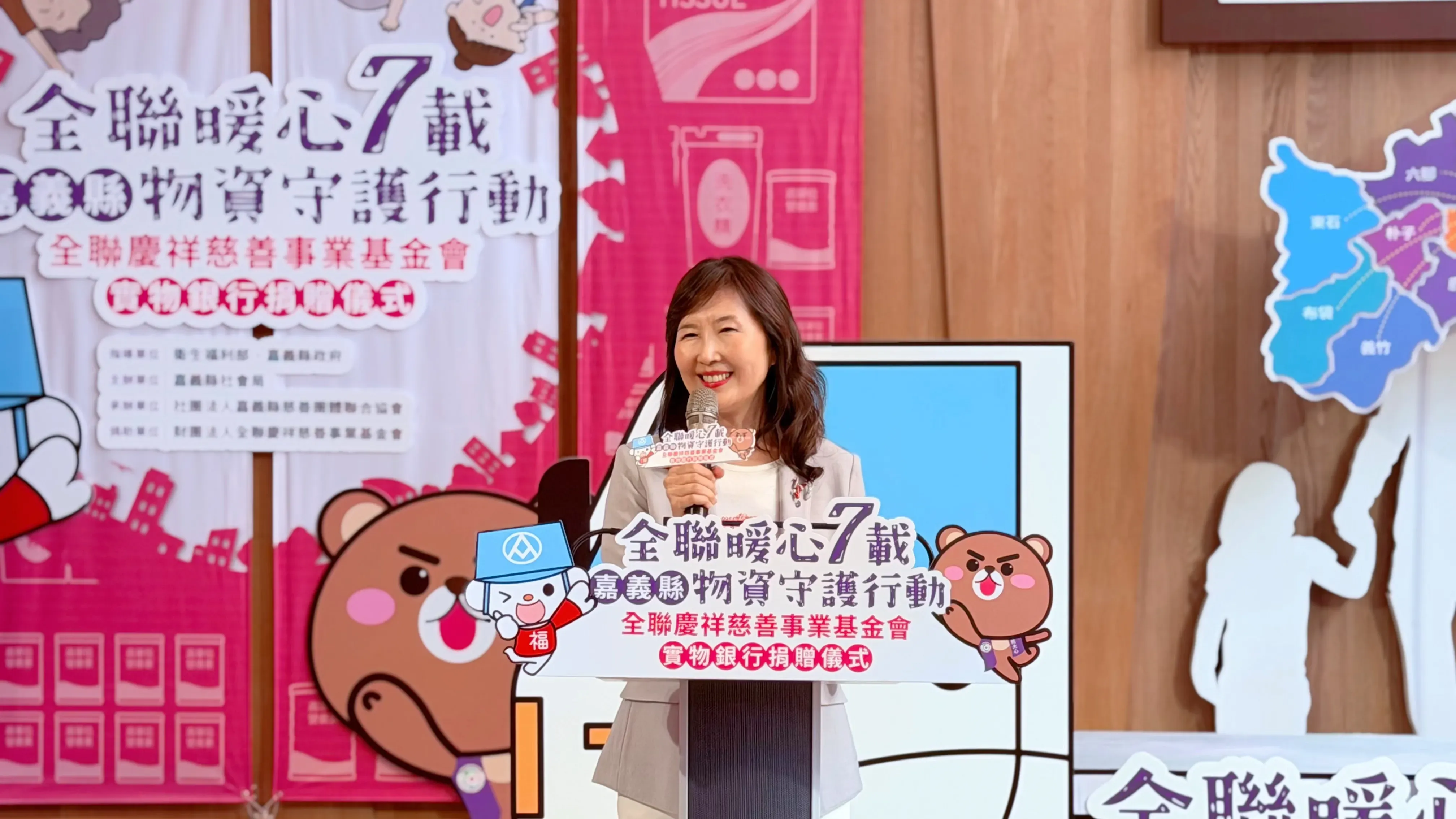02. 全聯慶祥基金會執行長張宜君於捐贈儀式致詞,表示基金會持續攜手嘉義縣政府與嘉義慈協推動物資支持與自立方案,盼發揮企業通路優勢,做弱勢家庭最堅實的後盾。.webp