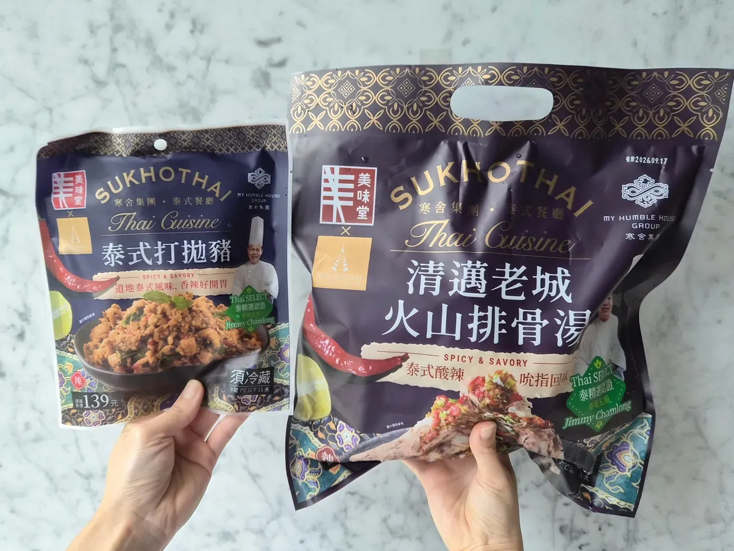 03_想讓聚餐多一道吸睛主菜,推薦「清邁老城火山排骨湯(約1400g袋)」以及配飯的「泰式打拋豬肉醬(約250g包).webp