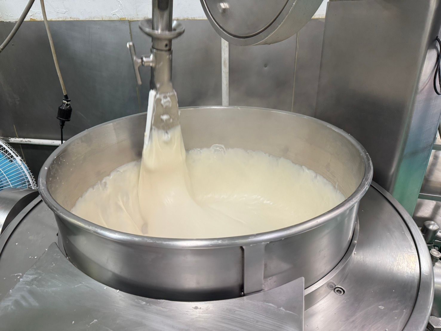 03_麻糬製作的第一步，關鍵就在糯米蒸炊與攪拌。家會香導入16台蒸煉機台，每台設備造價超過 200萬元.jpg