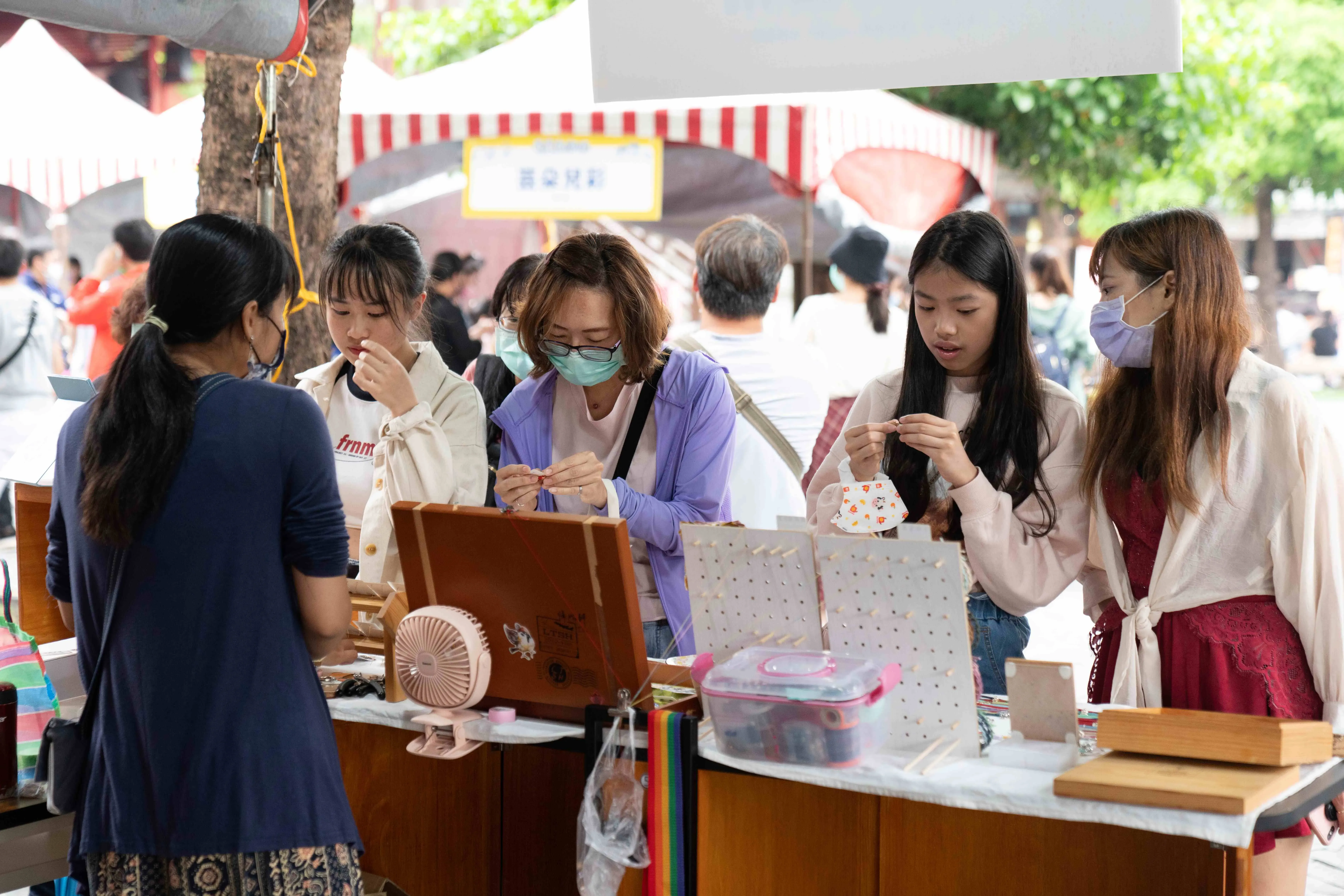 03、「三節FUN傳藝．幸運骰不停」持續熱鬧進行，10月24日至26日光復連假再接力推出「微光市集」，邀大家漫遊秋日美好時光。.webp