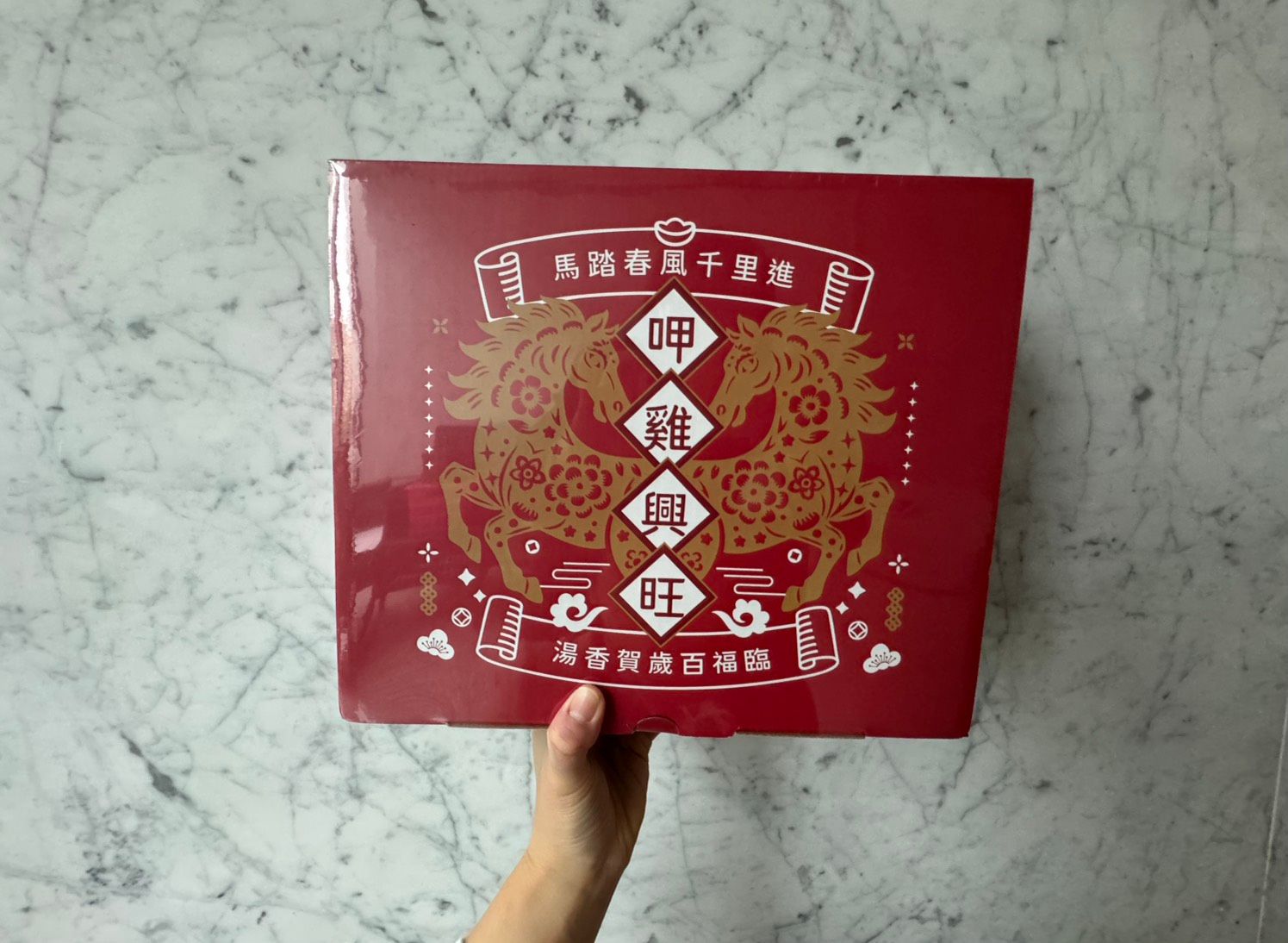 03_名店功夫菜在家就能吃,全聯獨家新品「欣葉・生活・廚房 滋養鮑干燉雞湯」,嚴選優質土雞、吉品鮑魚與北海道SA級干貝細火慢燉,湯頭濃郁甘醇、層次分明,特價999元.jpg