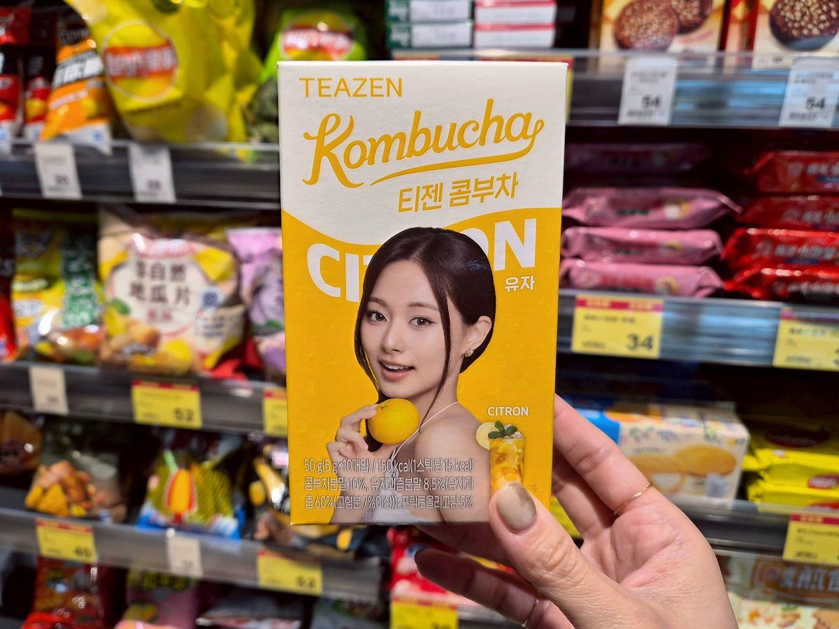 03.全聯同場加映沖泡茶飲，限量推出全新「TEAZEN康普茶-柚子口味」，盒裝還印有TWICE成員周子瑜，值得粉絲收藏.jpg