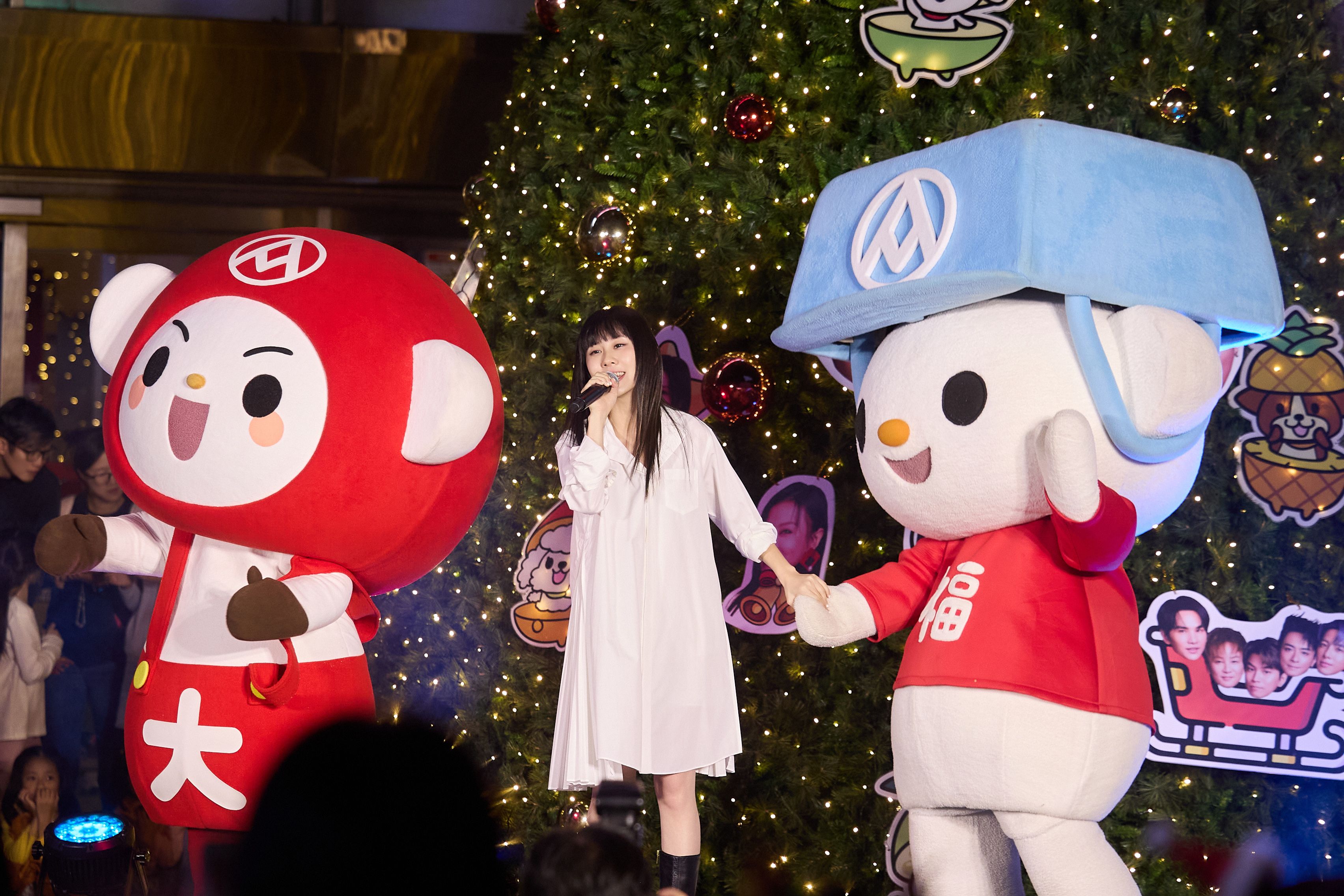 03﹑白安在聖誕樹前獻唱新歌，與福利熊、大全熊歡樂互動，現場觀眾熱情應援。.jpg