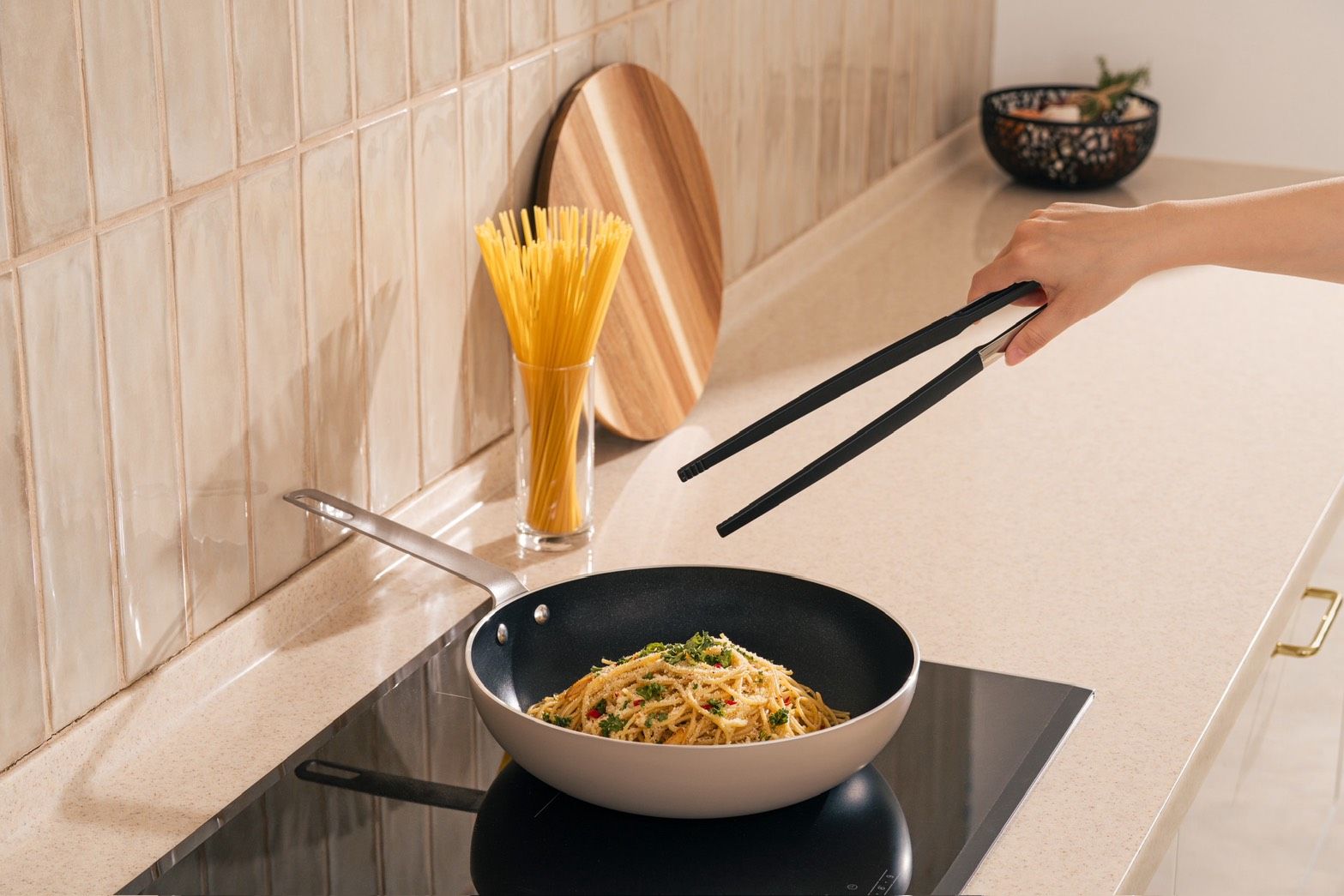 03_翻炒不卡手!不能錯過炒鍋 。高鍋邊設計讓翻炒食材不易翻出,適合炒菜、炒麵或多人份料理,是家庭廚房中的實力派鍋款.jpg