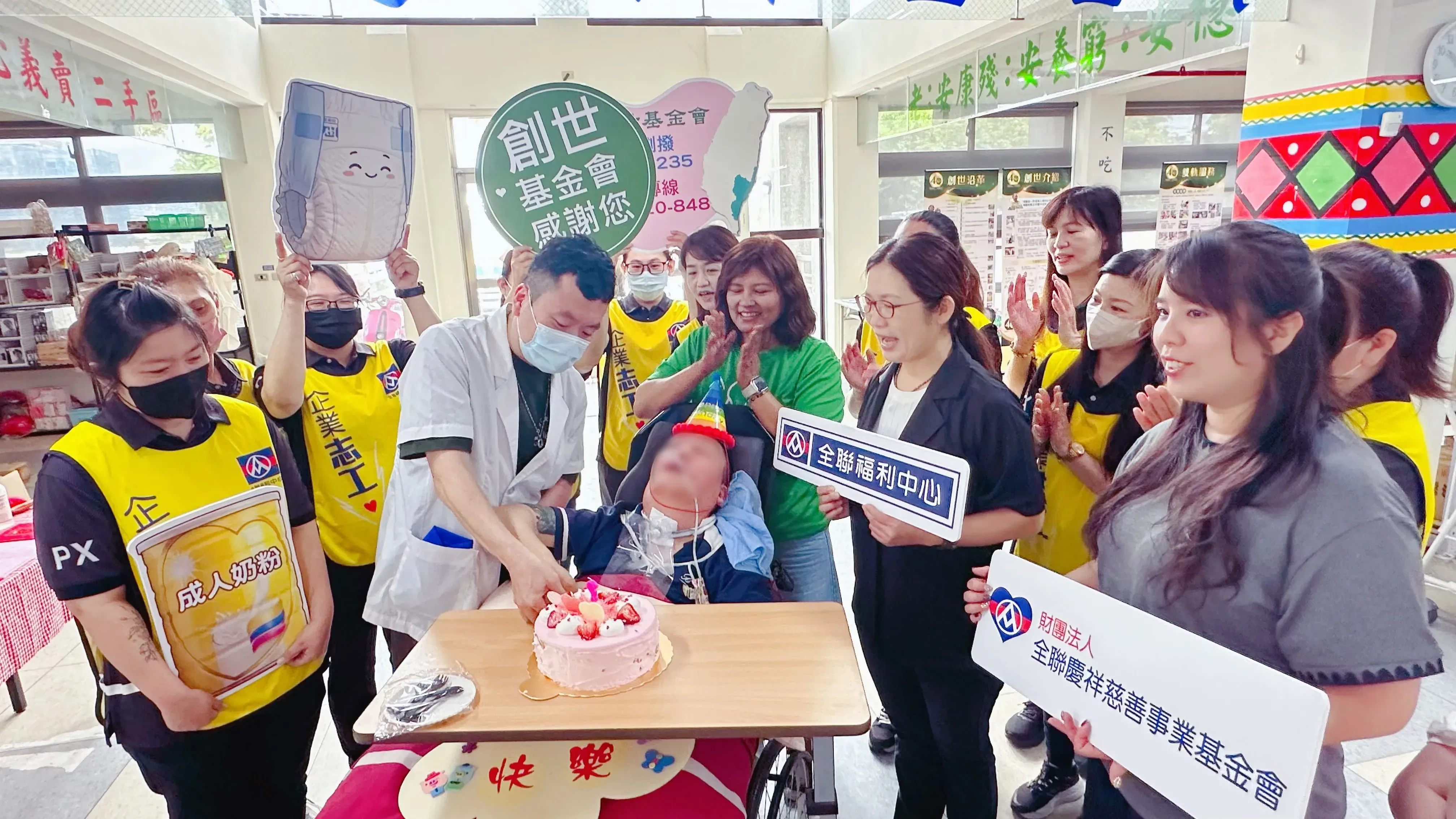 03. 創世台東院職能治療師陪同院民歡慶生日,全聯企業志工與全聯慶祥基金會團隊一同獻上祝福,透過陪伴與互動,讓院民感受溫暖與關懷。.webp