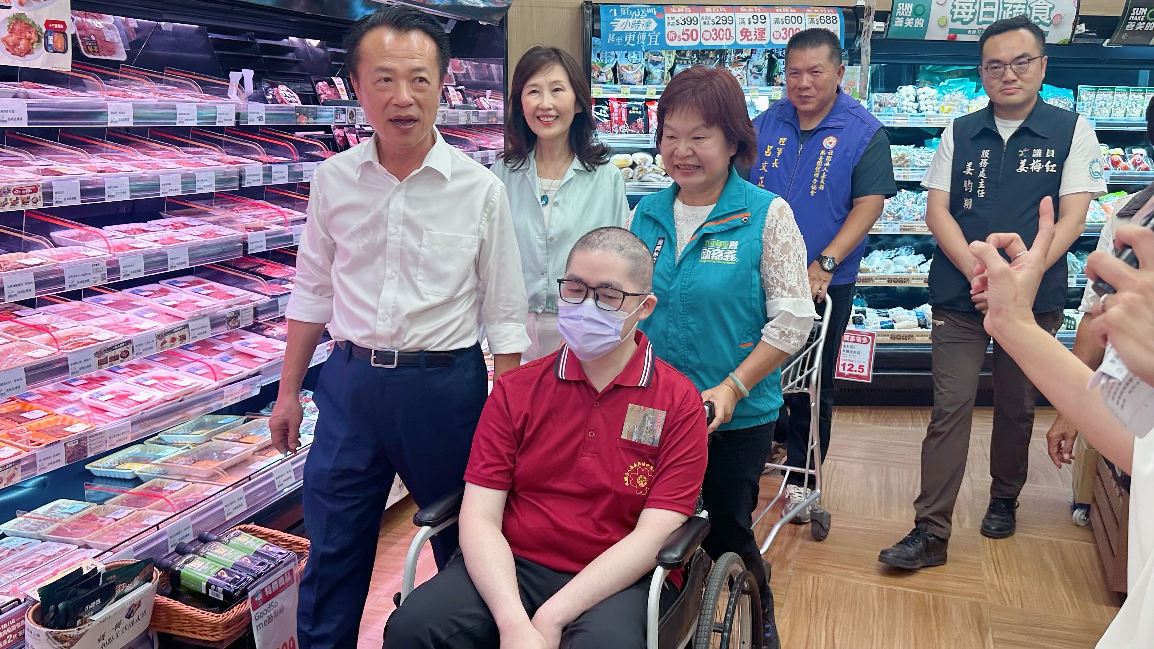 03 全聯慶祥基金會執行長張宜君（左二）與嘉義縣長翁章梁（左一）一起陪同嘉義縣精神康扶之友協會的學員（中）於全聯六腳蒜頭店現場採買，使用獲贈的全聯禮券，補足日常所需，讓愛心資源以最實際的方式傳遞溫暖。.jpg