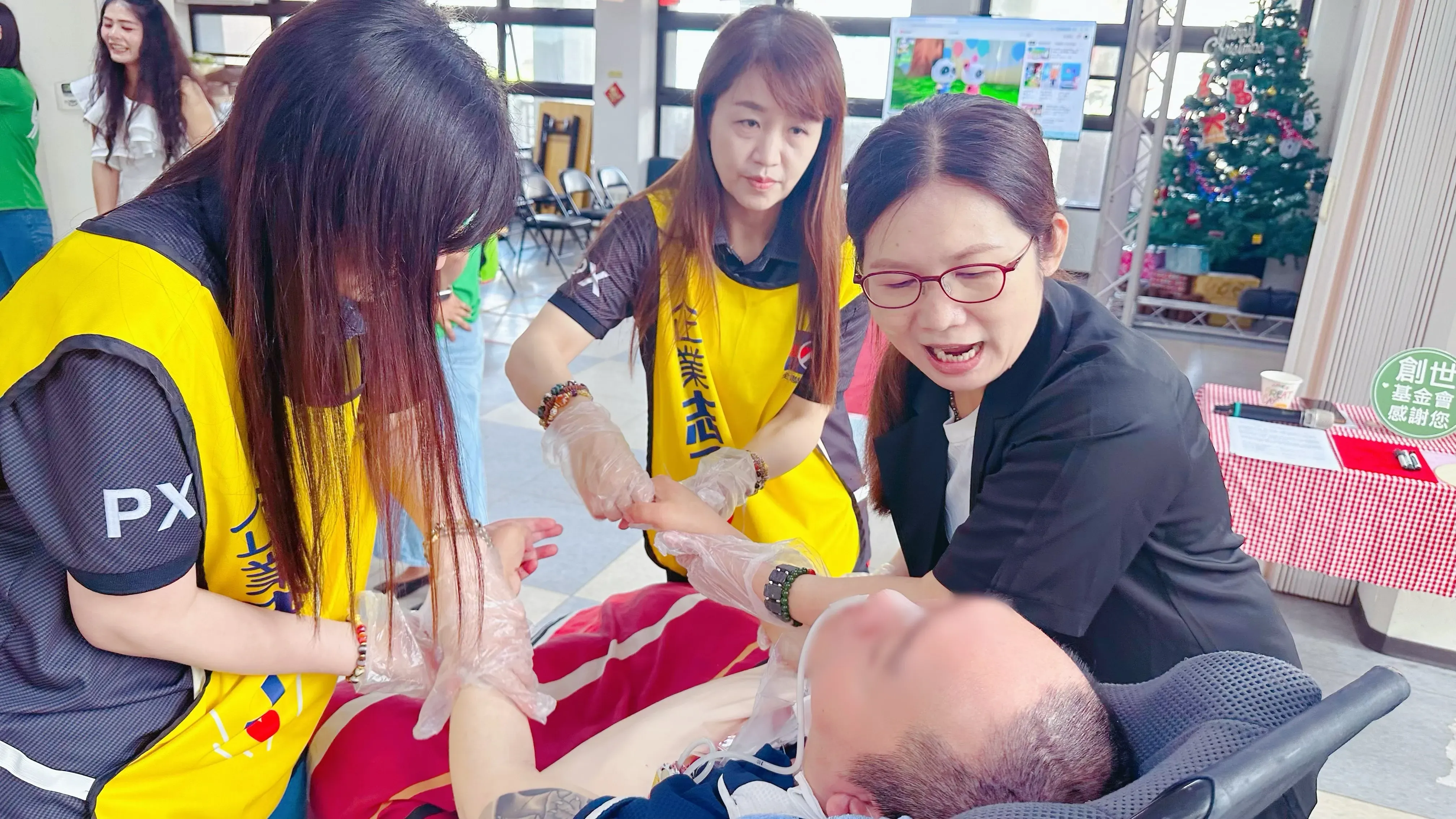 04. 全聯福利中心台東區區經理張秀玲(右)與企業志工一同陪伴院民進行乳液護膚與肢體舒緩,透過溫柔互動與實際陪伴,將關懷化為最貼近人心的支持。.webp