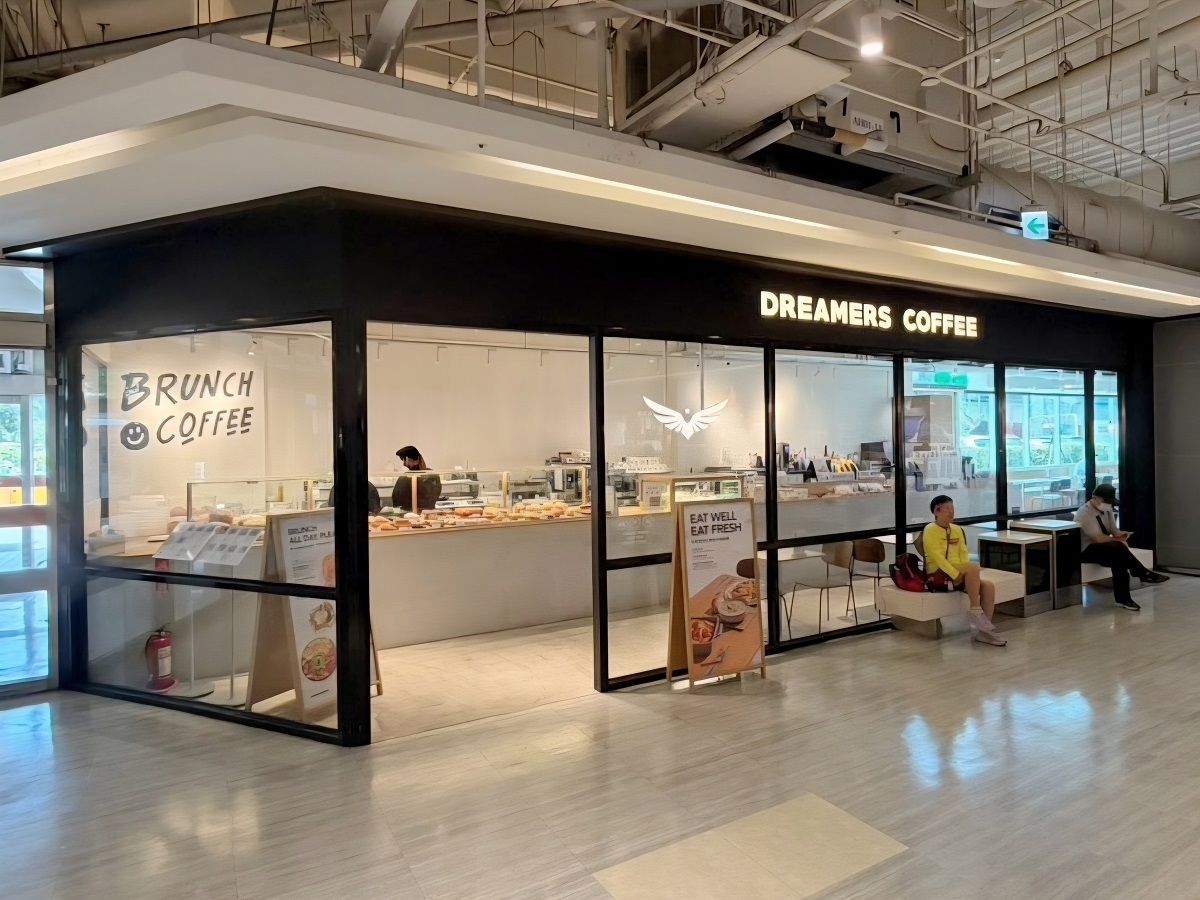 04.Dreamers Coffee延續不限時、免費插座的舒適空間特色，提供單品咖啡、海鹽黑糖拿鐵、肉桂捲及輕食餐點等多元選擇。.jpg
