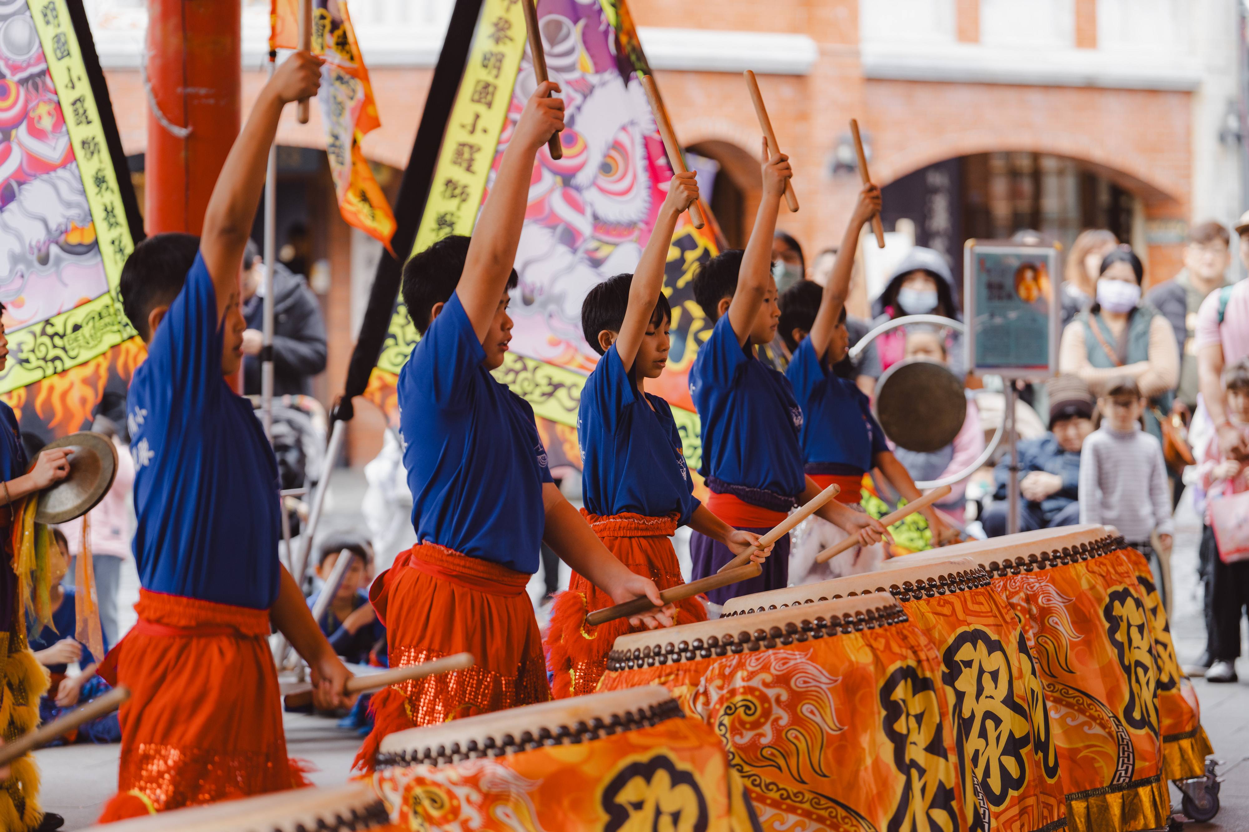 04. 全聯善美的文化藝術基金會長期發展一校一傳藝行動方案,邀請國高中小學校優秀的傳統表演藝術類社團到宜蘭傳藝園區演出,圖為宜蘭縣黎明國小醒獅戰鼓隊。.jpg