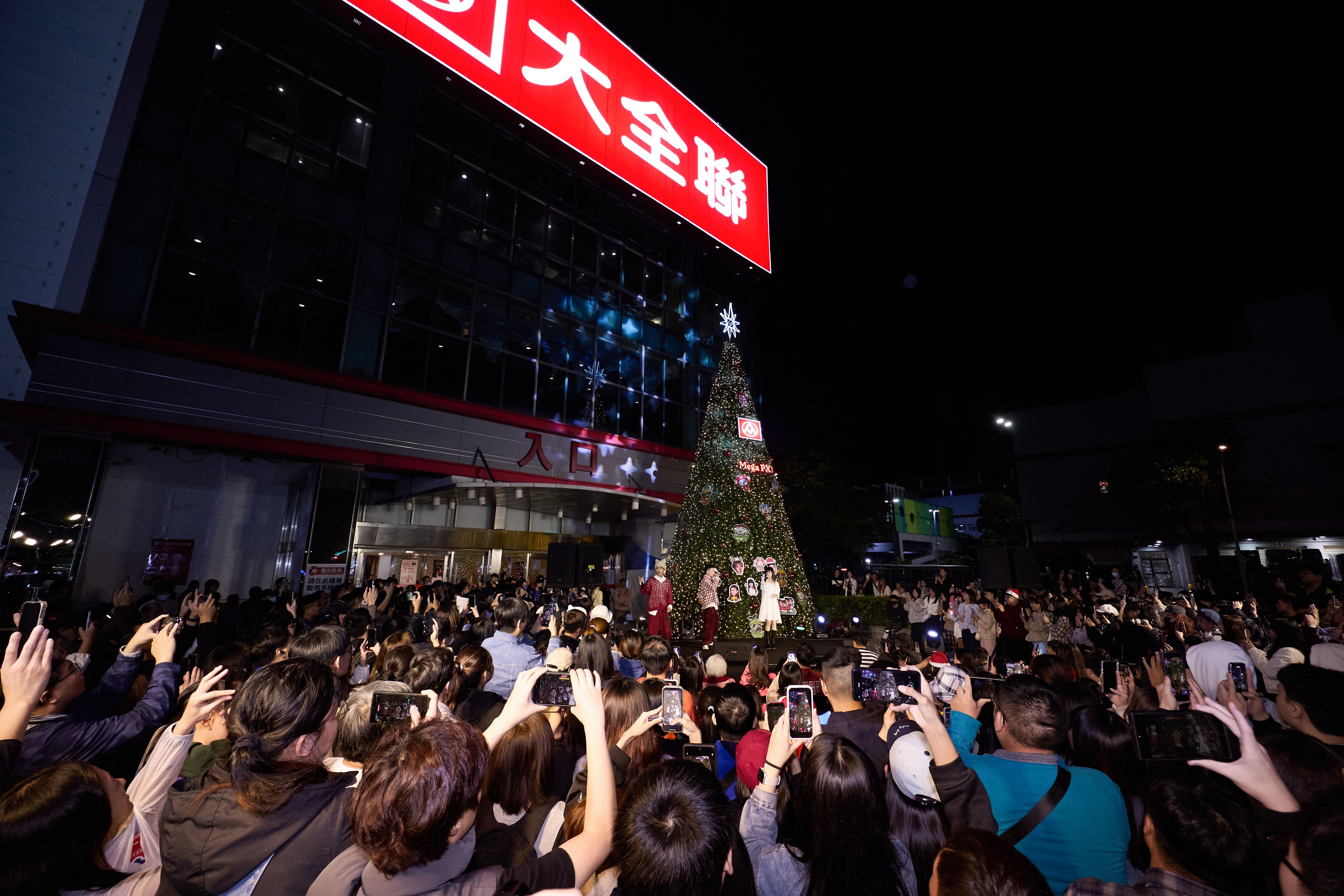 04﹑大全聯內湖店點燈活動現場湧入人潮，手機燈海在夜空中綻放光芒。.jpg