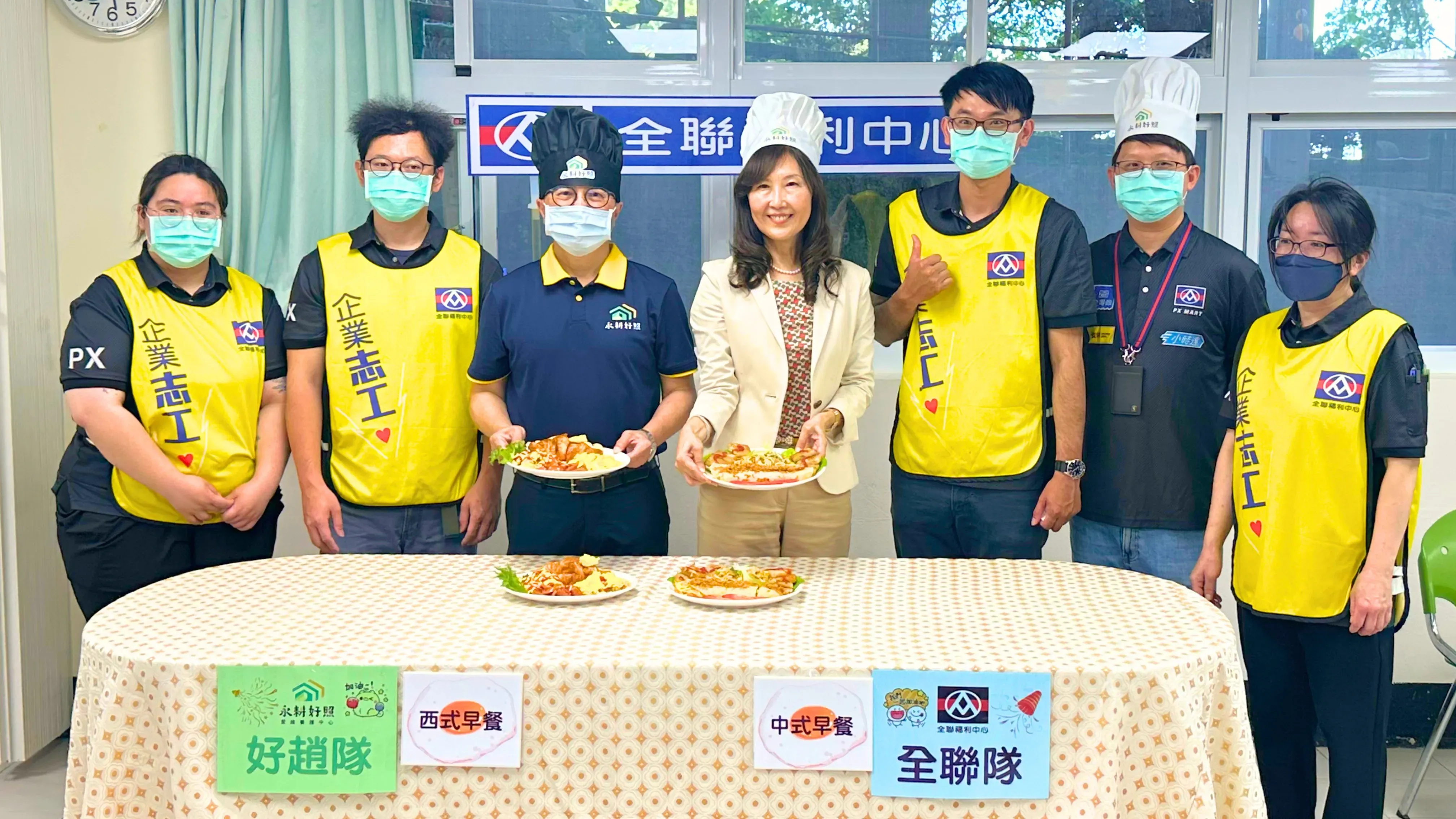 05. 雙方團隊展示完工料理,中式隊推出經典蘿蔔糕與肉鬆玉米蛋餅,西式隊則完成可頌歐姆蛋早午餐。活動透過創意廚藝競賽,展現豐富多元的互動成效。.webp