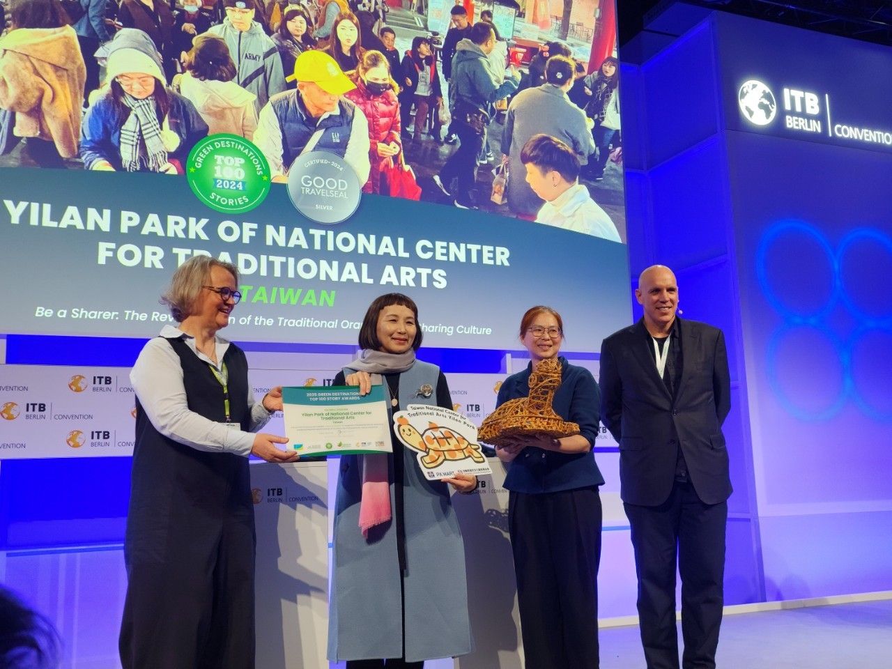 05. 全聯善美的文化藝術基金會今年於ITB 柏林國際旅展(ITB Berlin)上,以「柑仔龜的分福文化」榮獲「綠色目的地故事大獎」(The Green Destinations Story Awards) 中「文化與傳統(Culture & Tradition)」類別大獎。.jpg