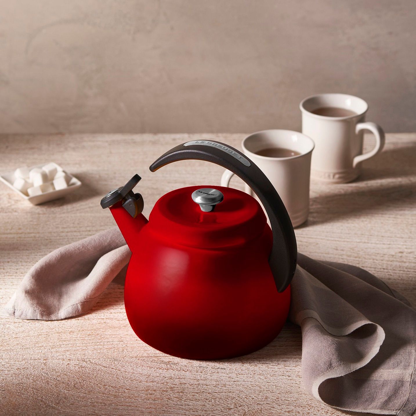 05.全聯獨家換購「LE CREUSET琺瑯琴音壺2.1L-紅」，可快速將水煮沸，搭配黑色圓弧形手柄，好握好拿。.jpg