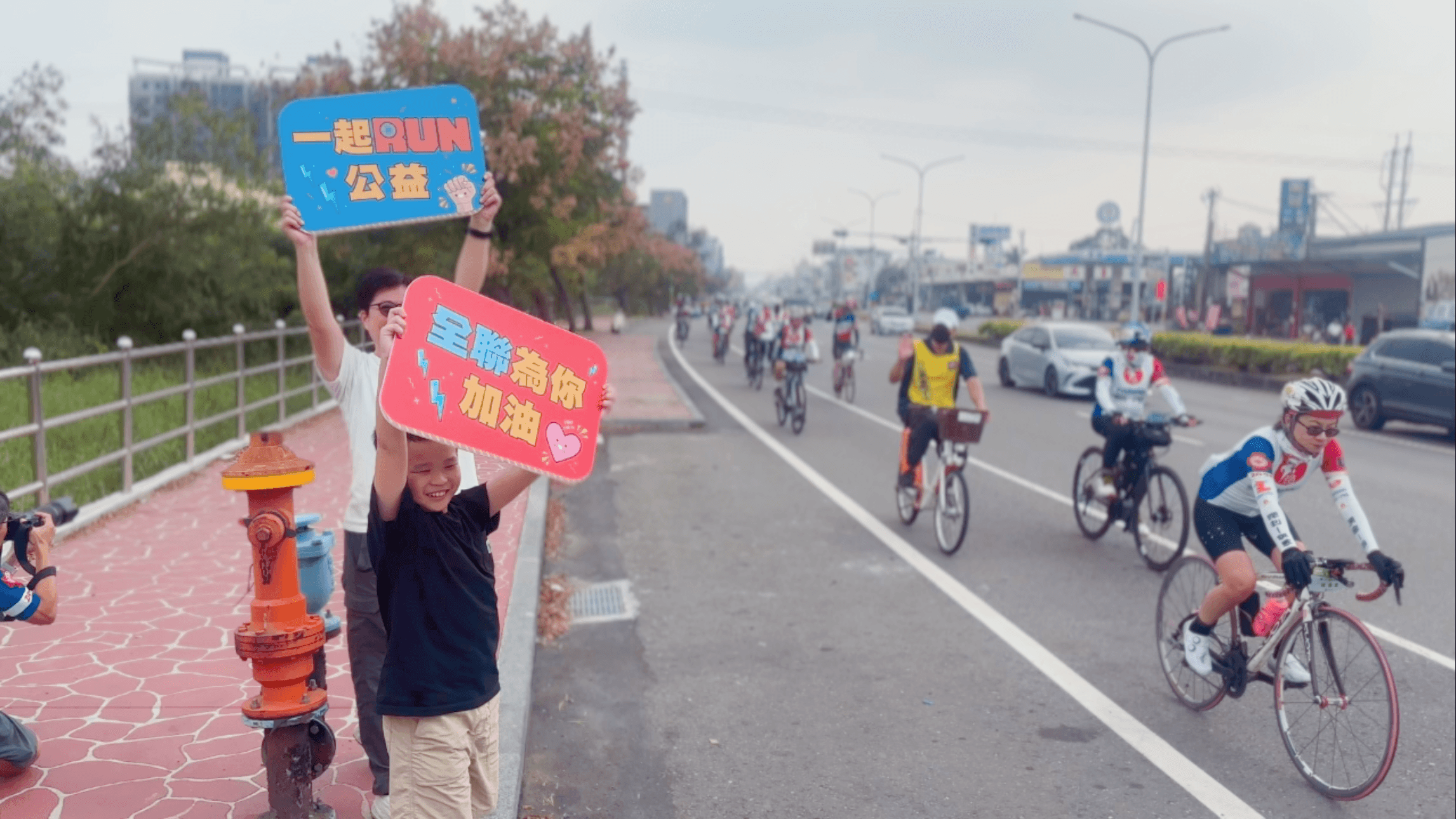 2. 陪騎途中，全聯夥伴們高舉標語熱情加油，為不倒騎士與全聯企業志工注入滿滿動力，氣氛溫馨熱烈。.png