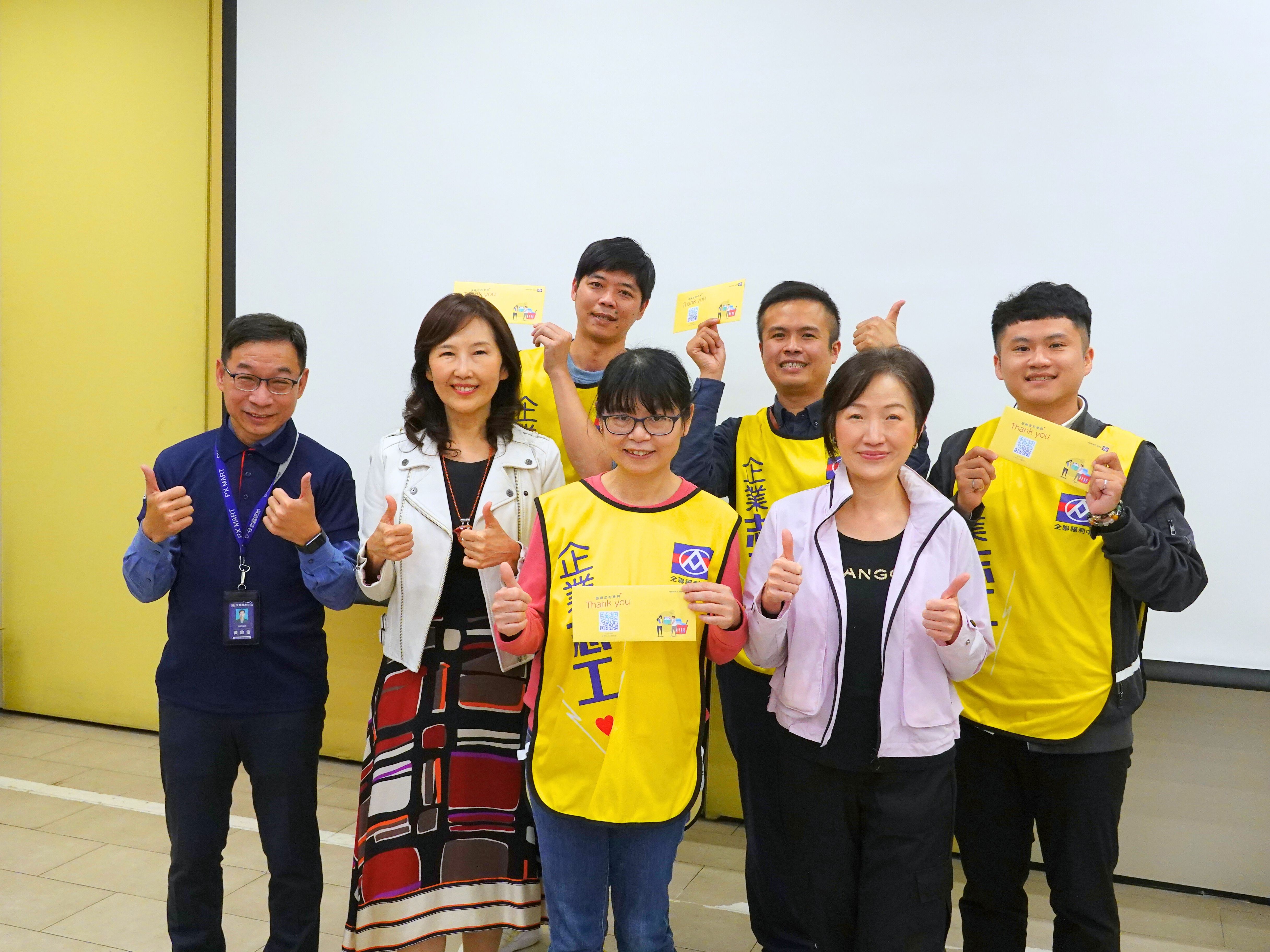 2. 全聯慶祥慈善事業基金會執行長張宜君(左二)、管理部協理阮秀(右二)、北一處處長黃啟信(左一)與獲獎企業志工代表合影,感謝志工一年來的投入與付出。.jpg