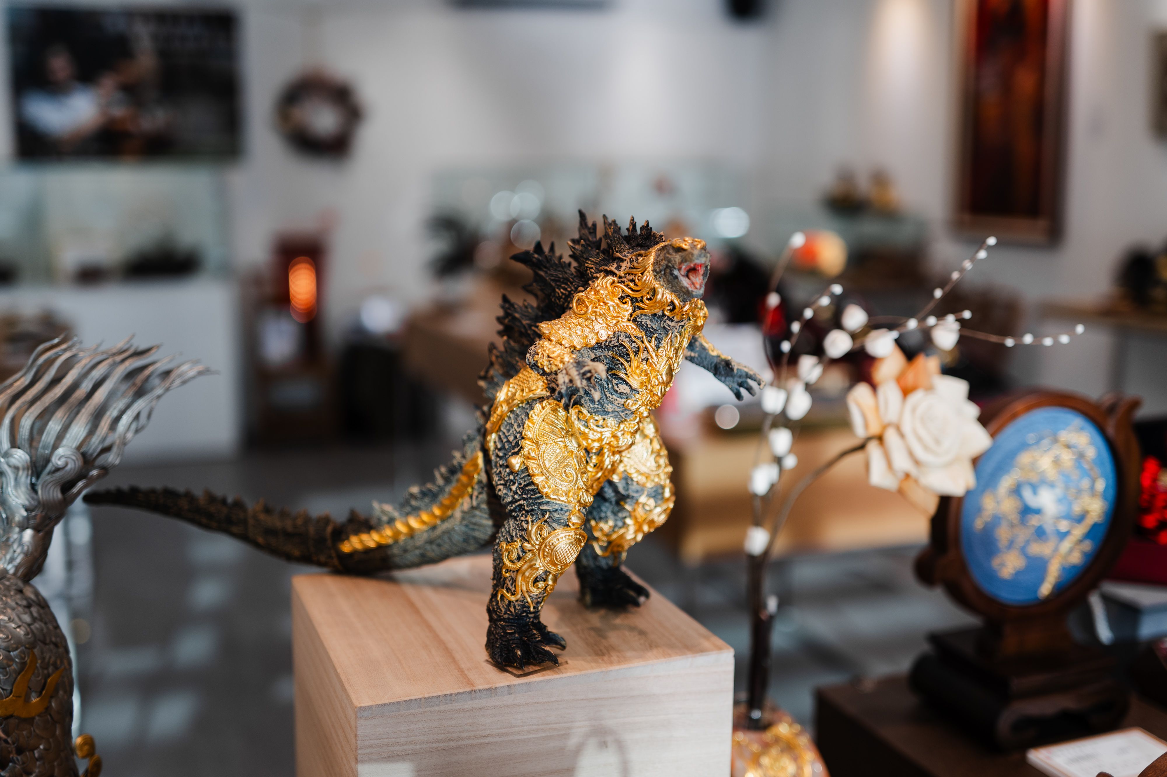 2. 二樓主展場展出多件漆線雕作品，位於一樓則展出結合現代媒材之展品其精緻程度引遊客讚嘆。.jpg