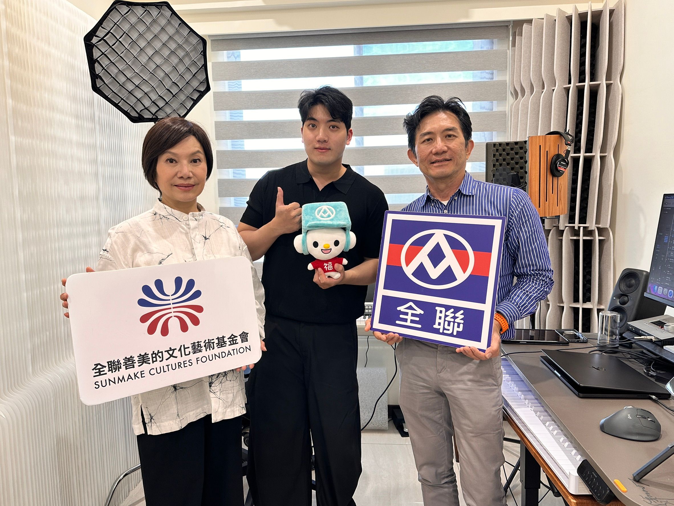 2.全聯邀請歌仔戲國寶級大師唐美雲攜手音樂創作奇才綾小路,打造《福利熊歌仔戲版》,歌詞融入逛超市採買的樂趣,旋律增添歌仔戲的悠揚韻味。圖左起:唐美雲老師、綾小路老師、全聯實業行銷部劉鴻徵協理。.webp