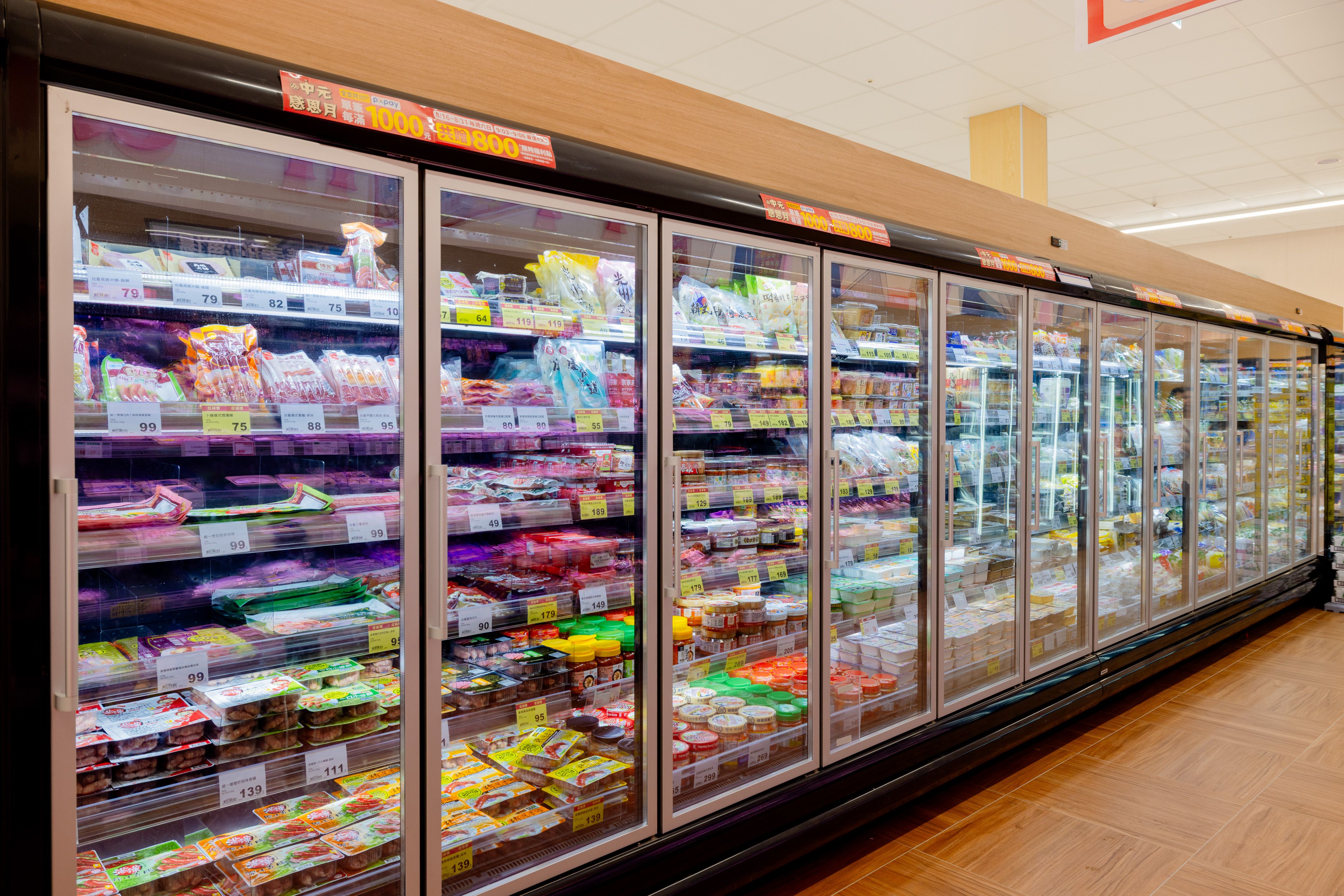 冷藏食品、鮮乳開放櫃改用加門櫃體以達成省電效果,較一般開放櫃節能效率應加30_。jpg.jpg