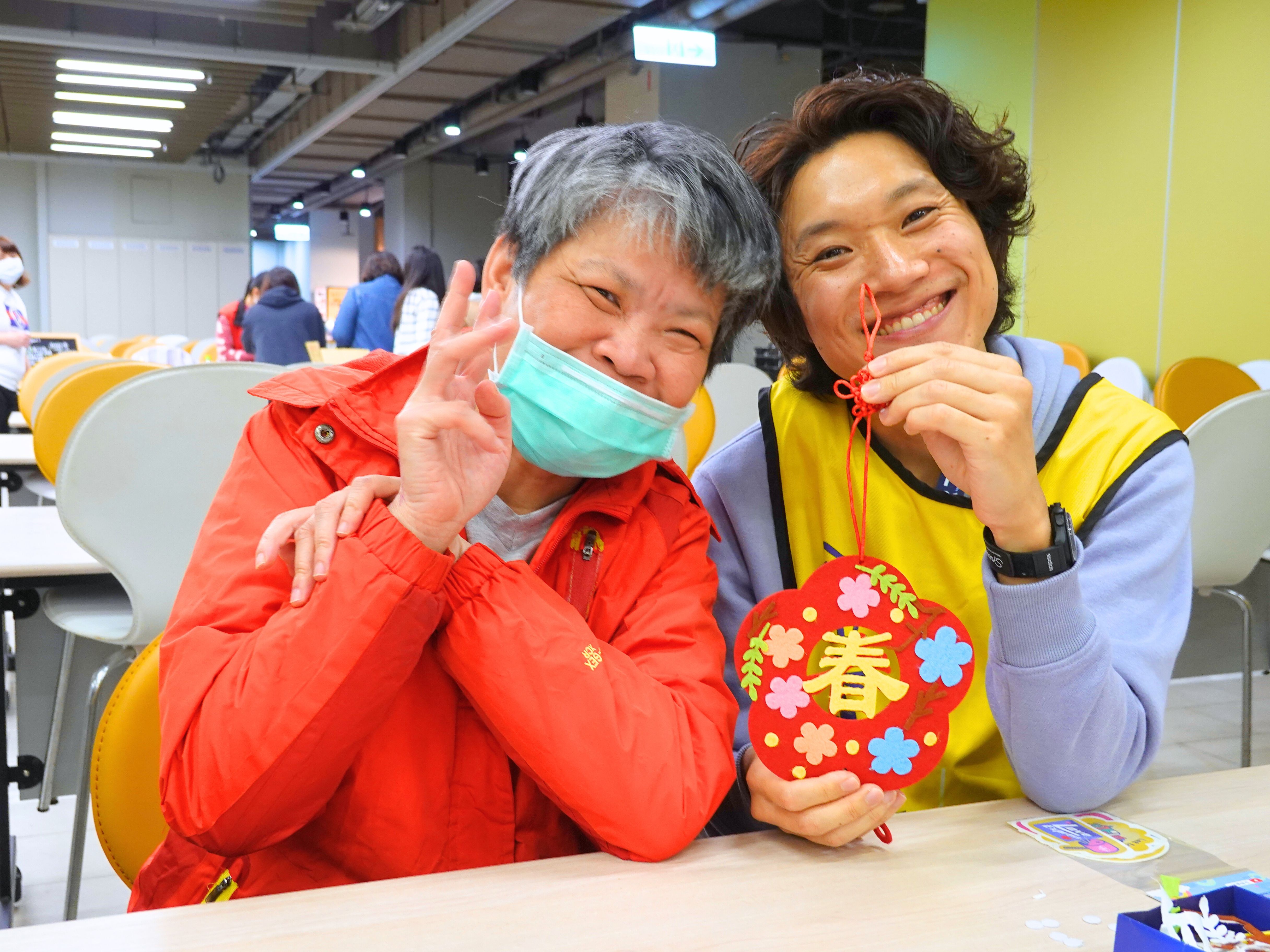 3.全聯企業志工陪同苗栗縣私立華嚴啟能中心服務對象,一同進行年節氛圍吊飾 DIY 製作,在互動中感受陪伴的溫度與手作的樂趣。.jpg