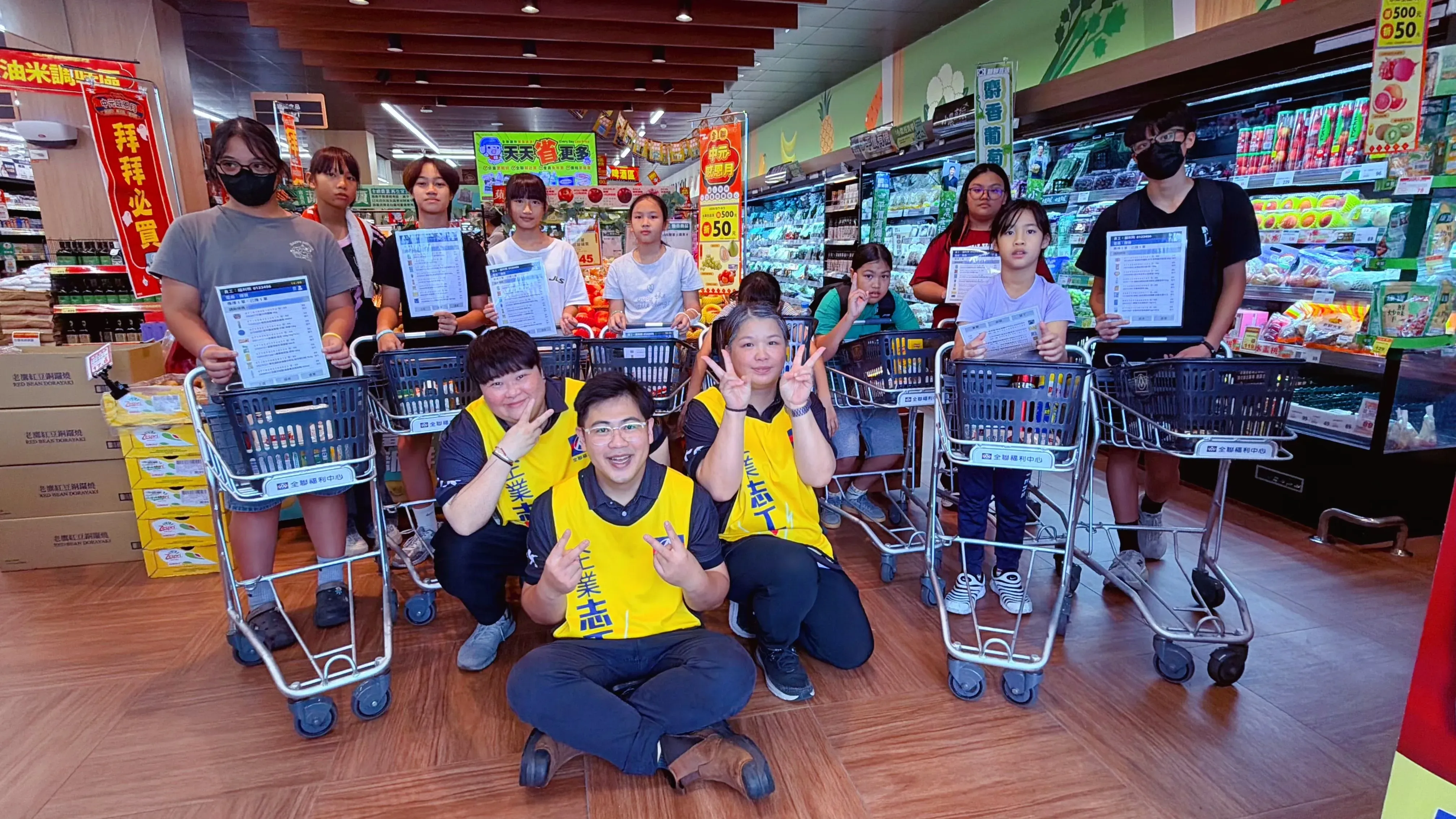 3.全聯門市主管帶領光復受助家庭孩童參與「小小店長」體驗活動,於全聯新城北埔店開心完成小時達揀貨任務。 .webp