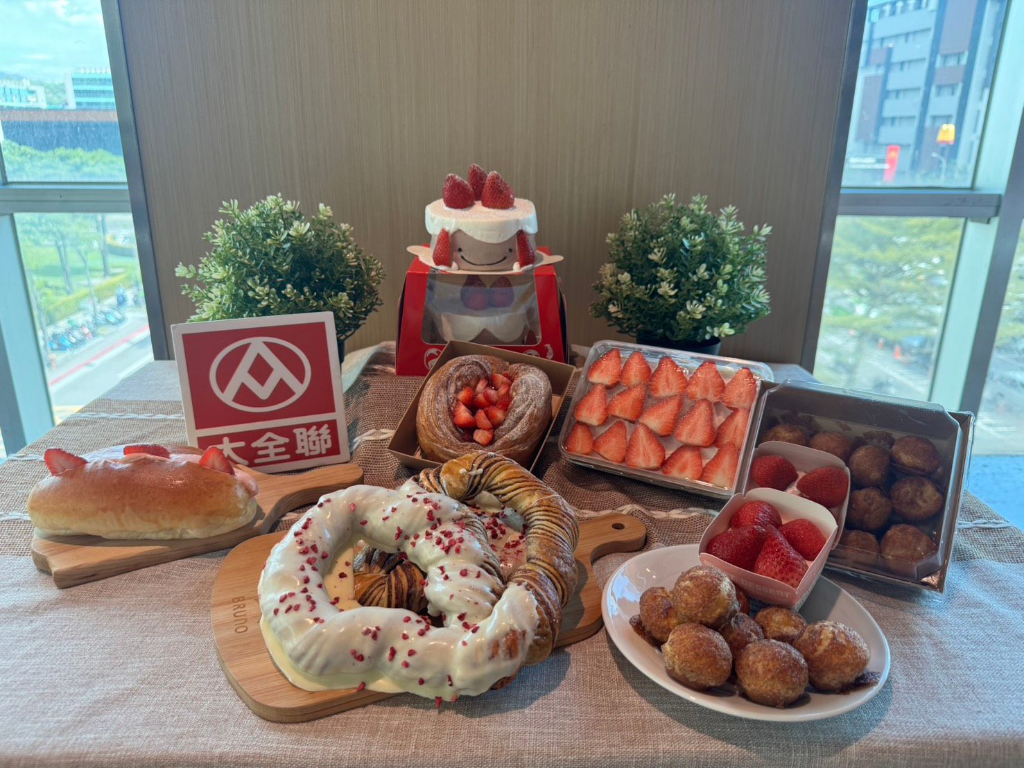 圖4_大全聯14款大湖草莓甜點麵包齊發搶攻草莓季.jpg