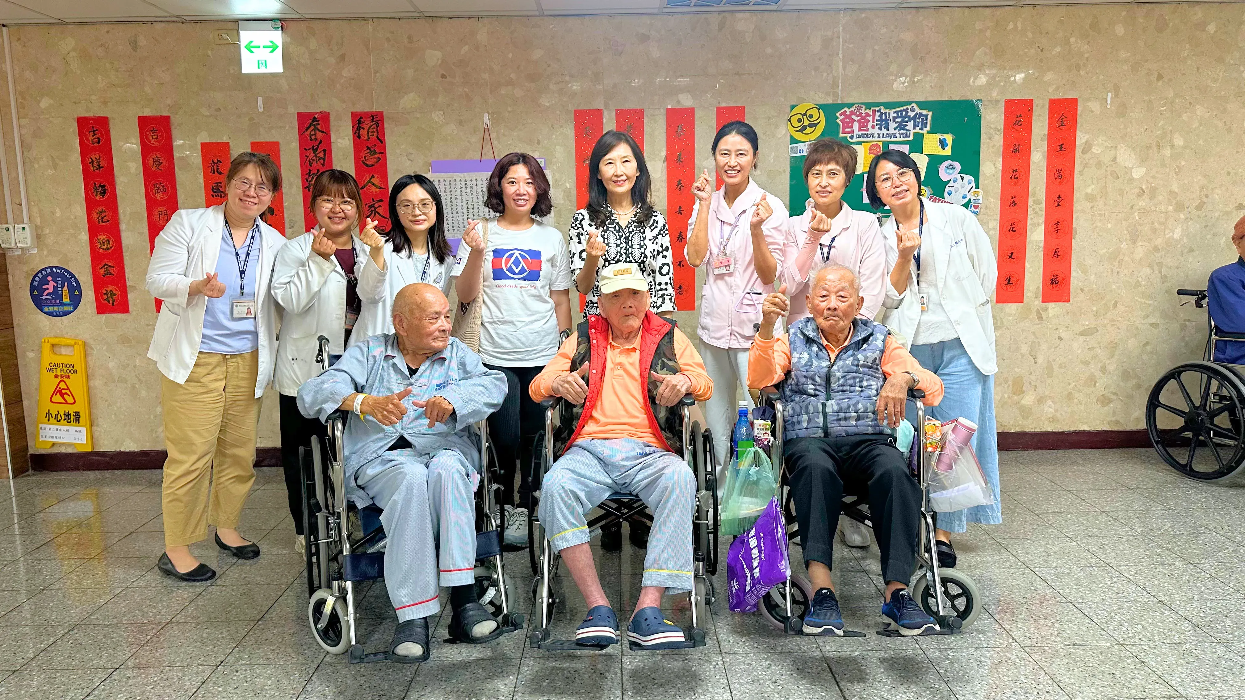 4.全聯慶祥基金會執行長張宜君(後排中)與全聯夥伴與臺北榮民總醫院新竹分院的醫護照護團隊及長輩們溫馨大合照,共同見證17年來攜手守護偏鄉長照的深厚情誼。.webp