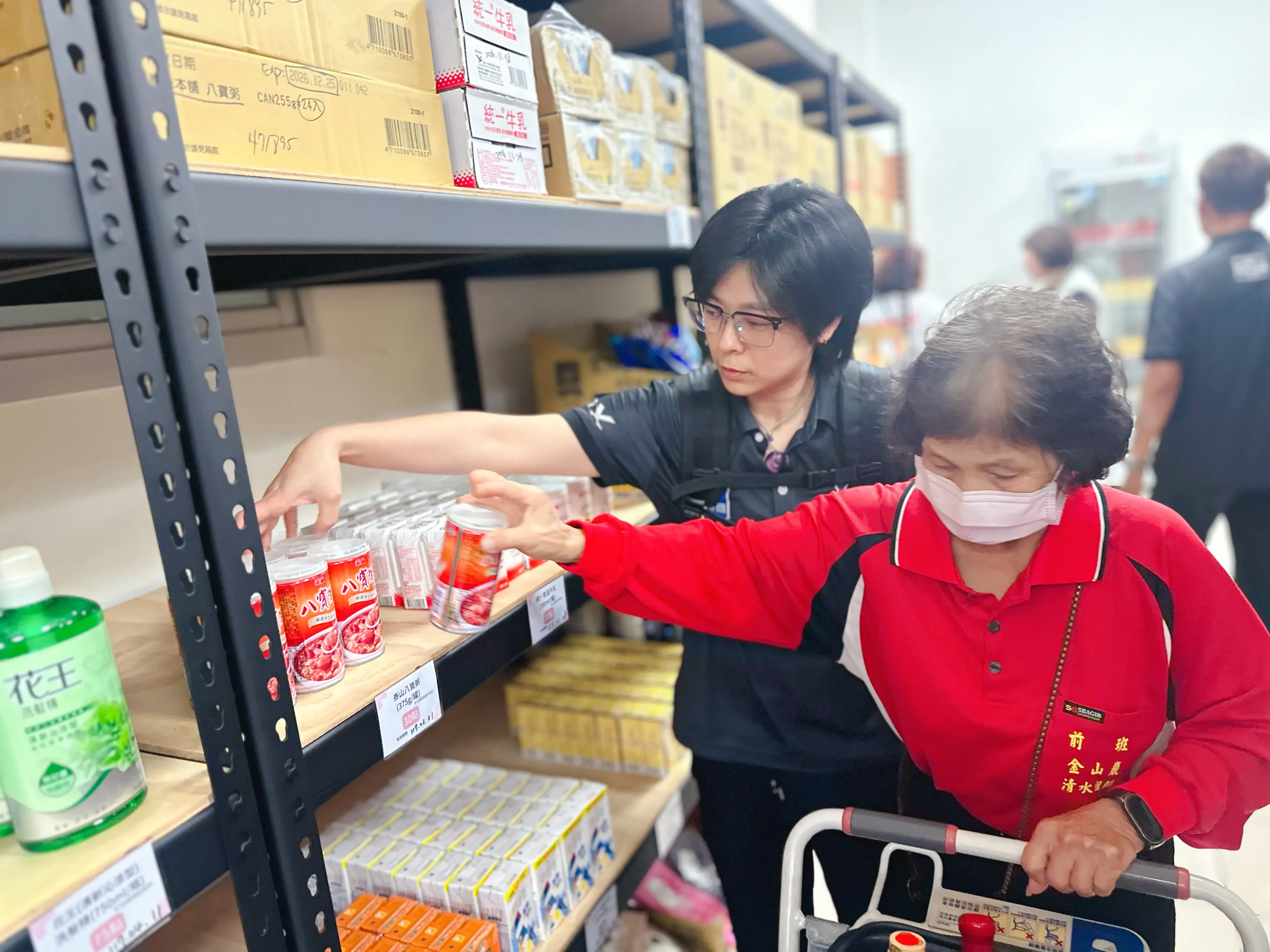 4.全聯企業志工陪伴弱勢民眾挑選生活物資,協助拿取及搬運較重商品,透過實際陪伴與互動,讓物資支持更貼近家庭需求。.webp