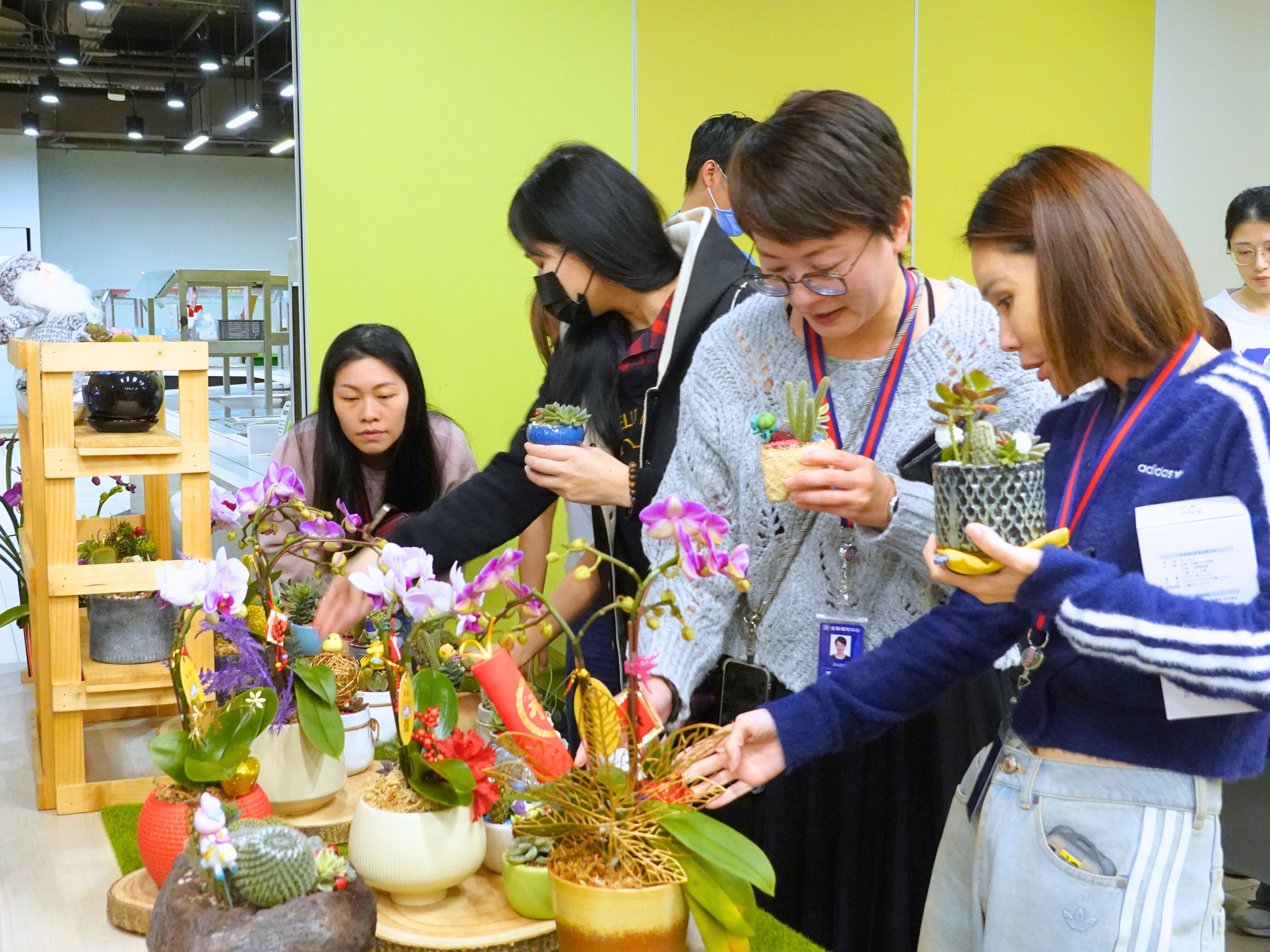 4. 現場同步預購及販售苗栗縣私立華嚴啟能中心製作的多肉植栽,全聯員工踴躍選購,以實際行動支持服務對象的努力與成果。.jpg