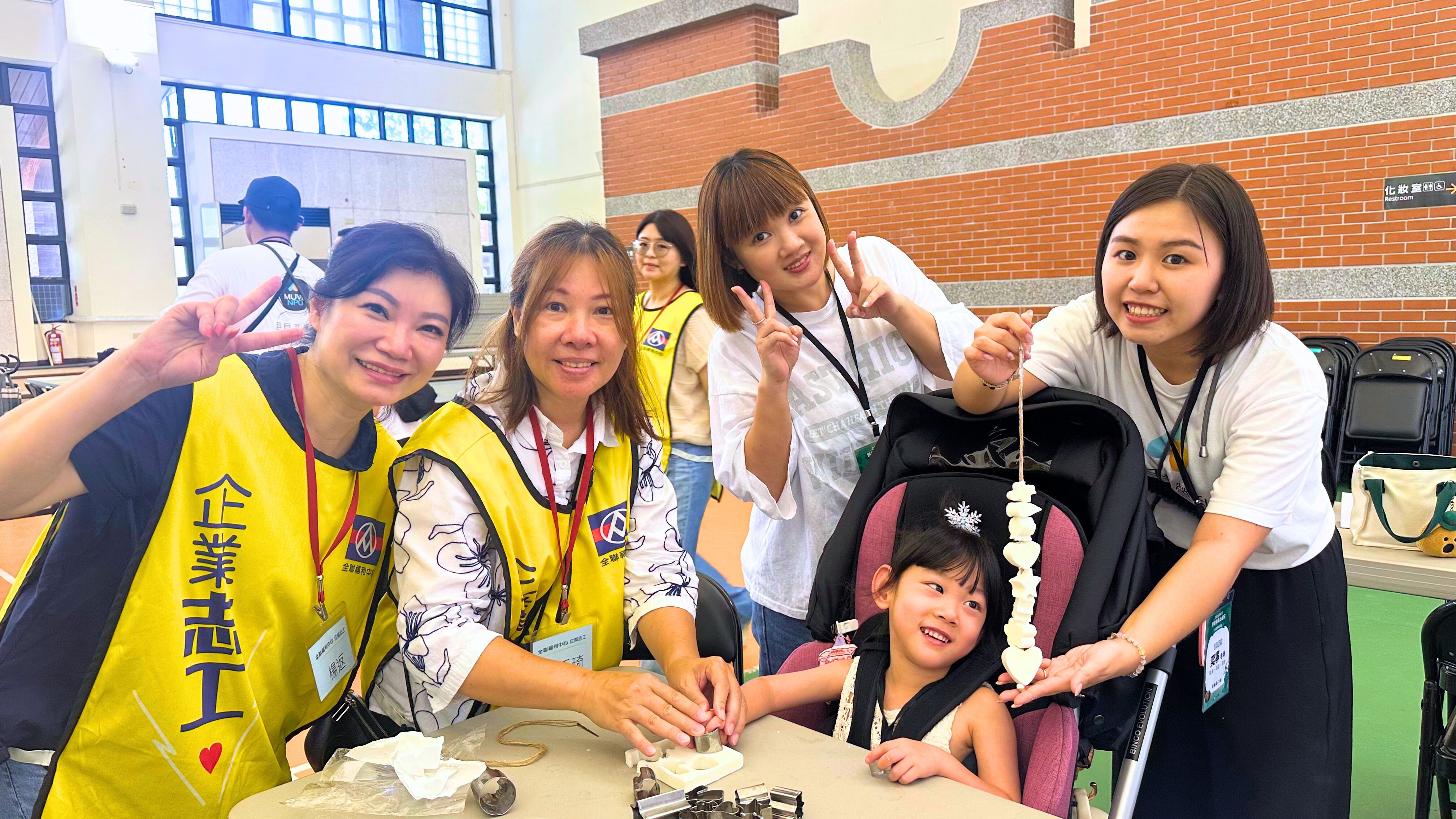 5. 全聯集團積極推動企業志工活動，全聯慶祥慈善事業基金會2025年9月攜手目目協會，陪伴服務對象親子前往宜蘭傳藝中心一日遊，讓孩子在志工的陪伴下留下溫馨的親子互動時光。.jpg