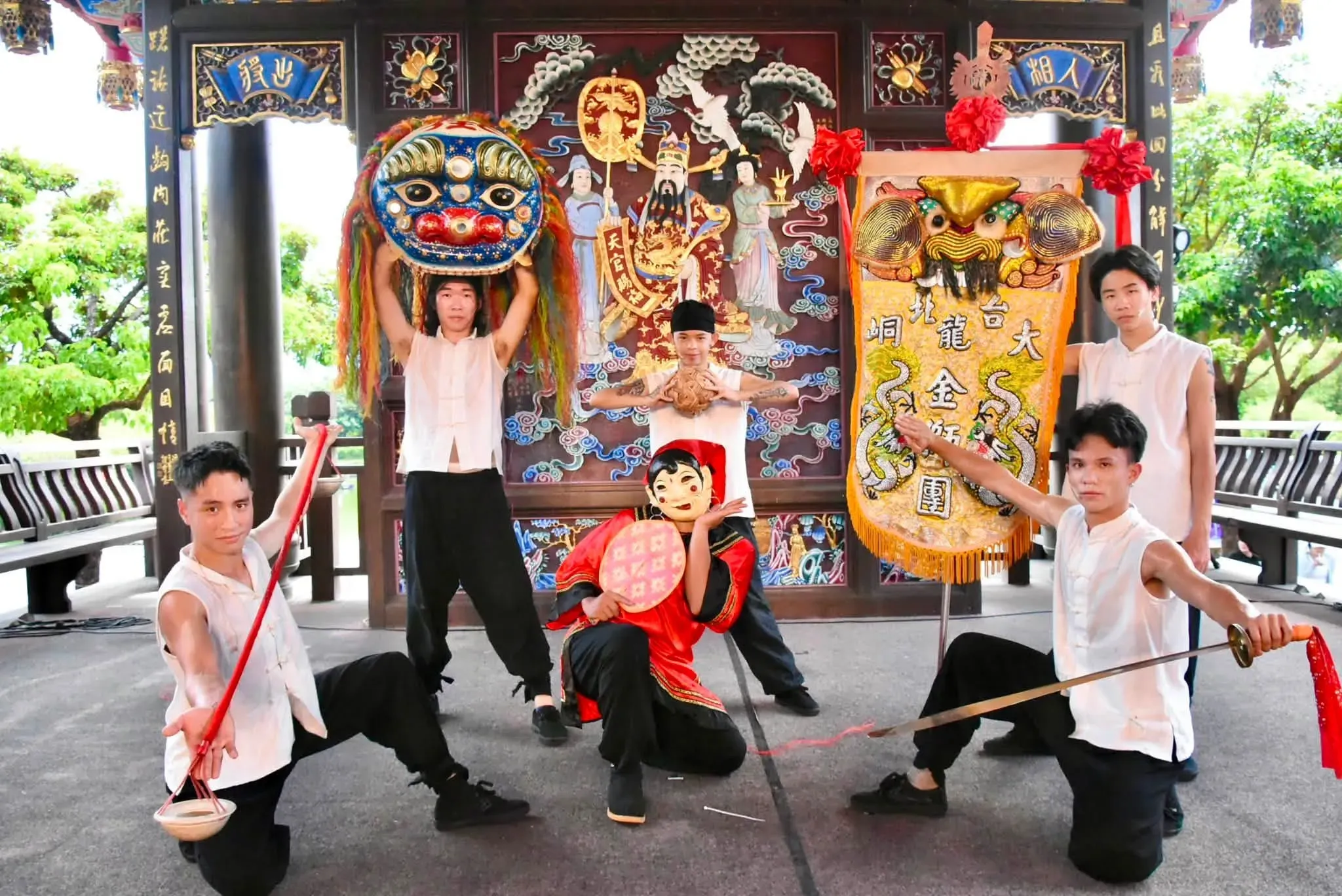 5、8月駐園演出由「艸創心演擊樂場」帶來《沒有耳朵的獅子！？》，透過精彩的擊樂與戲劇，訴說這頭「無耳金獅」背後的熱血故事。.webp