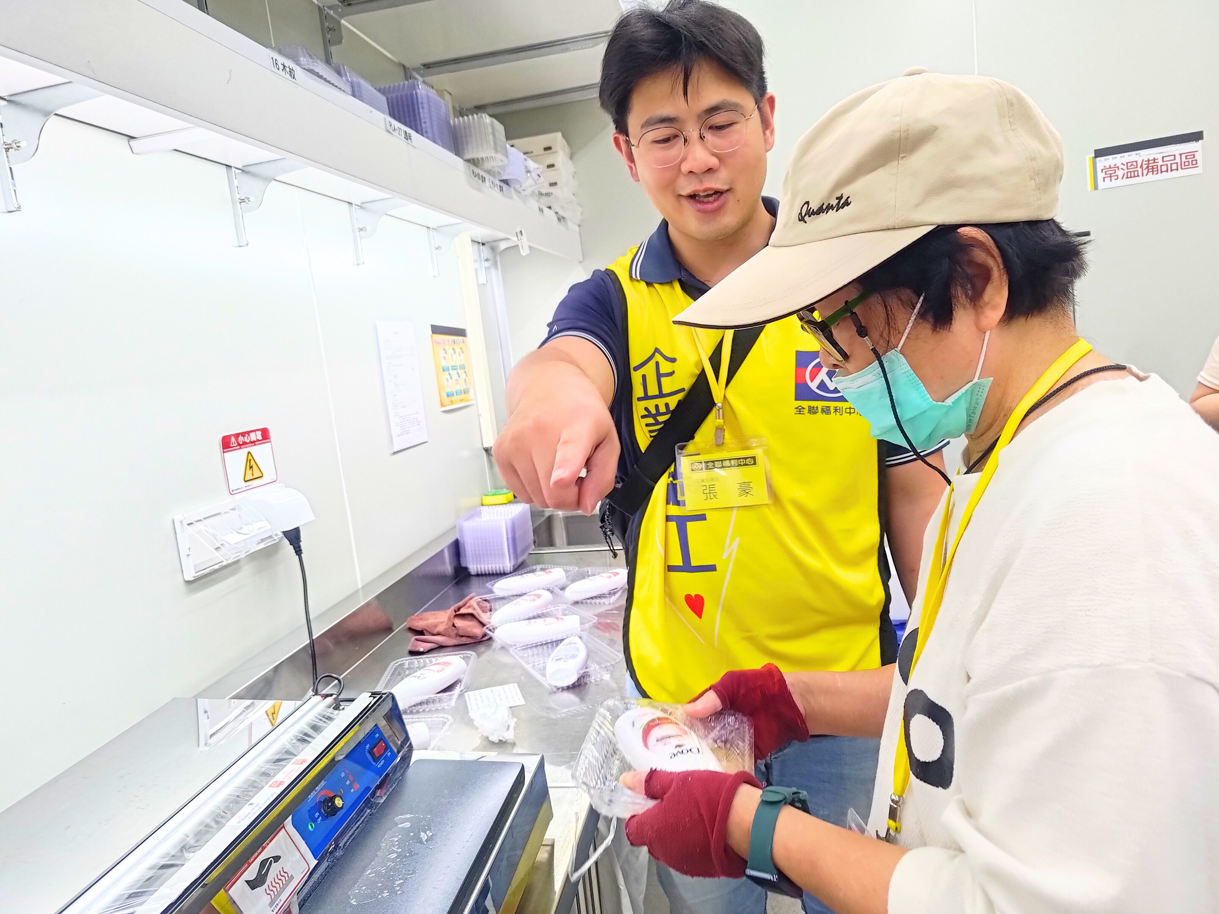 全聯企業志工店經理在職場體驗中進行包膜機教學,協助身障者與弱勢婦女強化就業動能。.jpg
