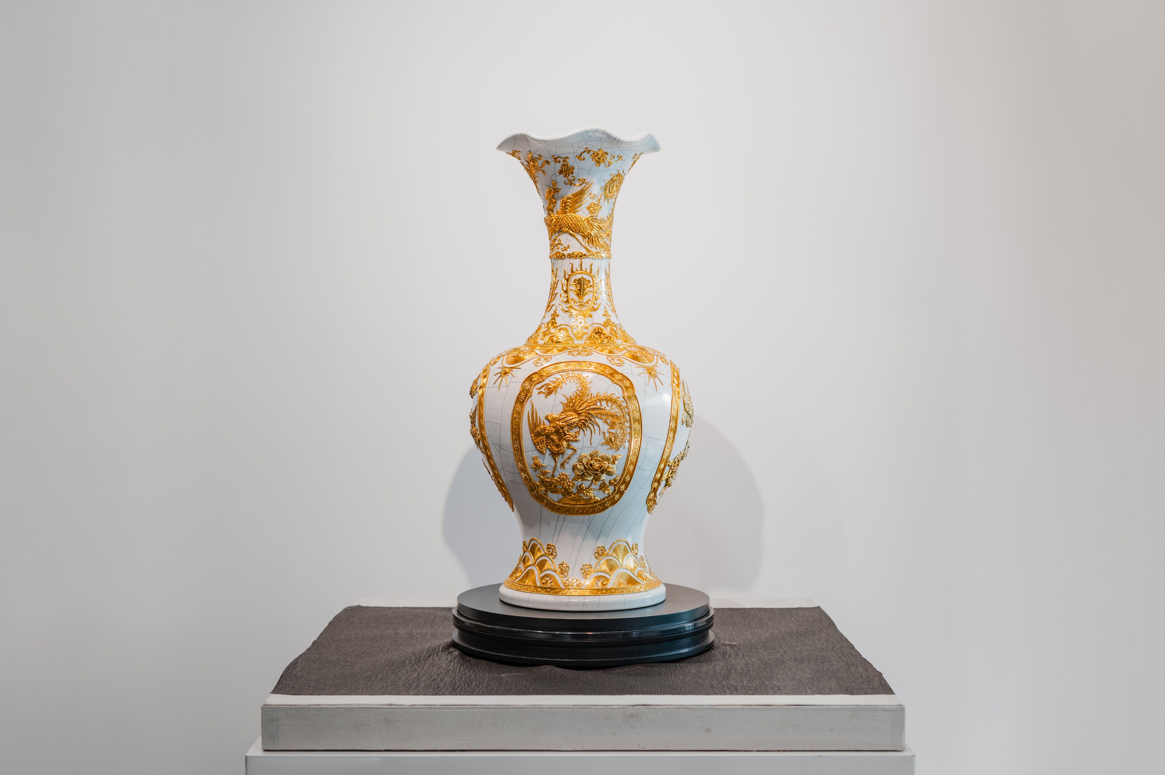 3. 展品亮點《四季花鳥瓶》瓶身有四種花鳥圖樣，以四季花鳥鮮活的姿態，作品細緻大器，併寄寓「平安、吉祥、四季富貴」。.jpg