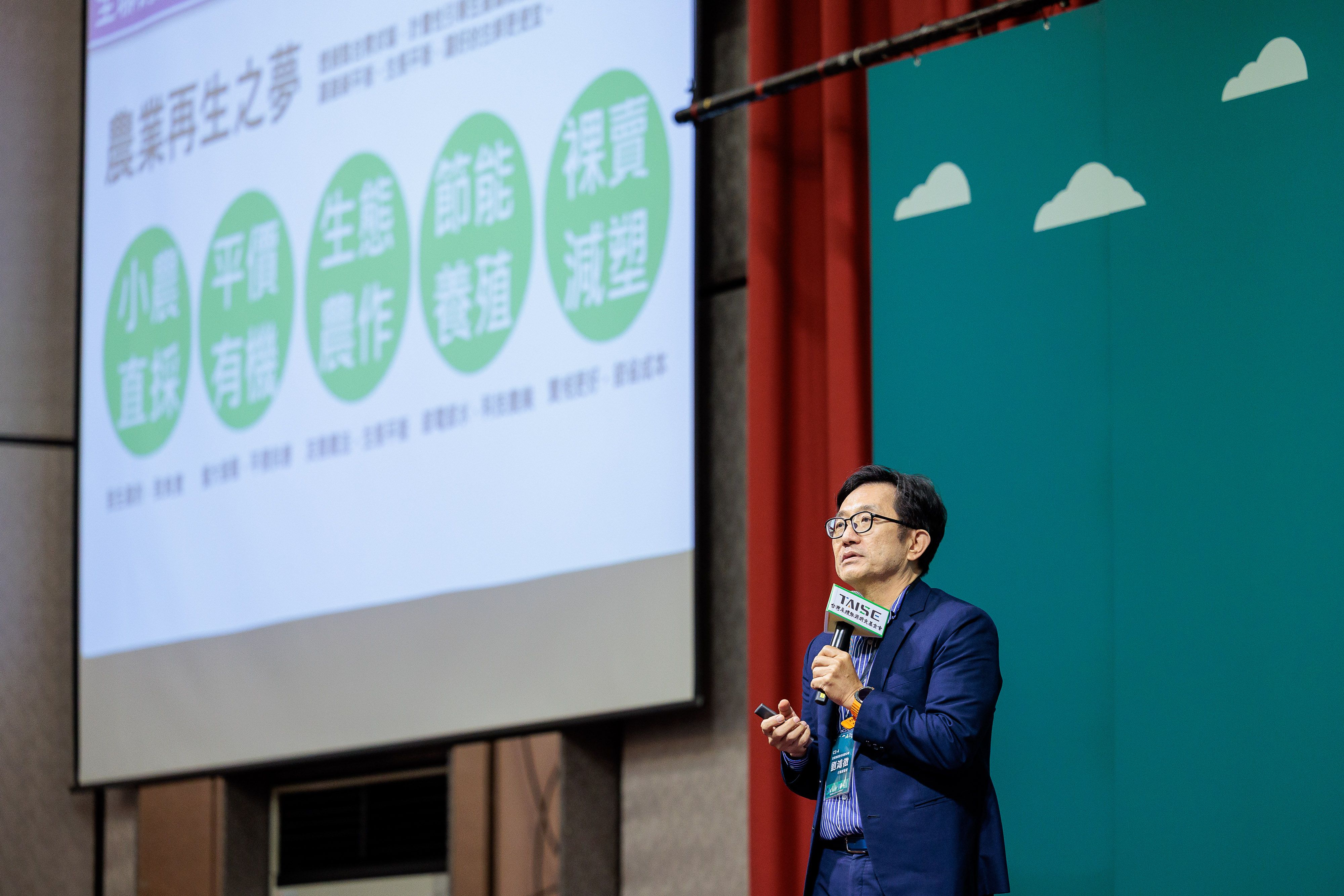 全聯行銷部劉鴻徵協理於台灣農業永續論壇上分享全聯小農經濟學，力挺台灣農民。.jpg