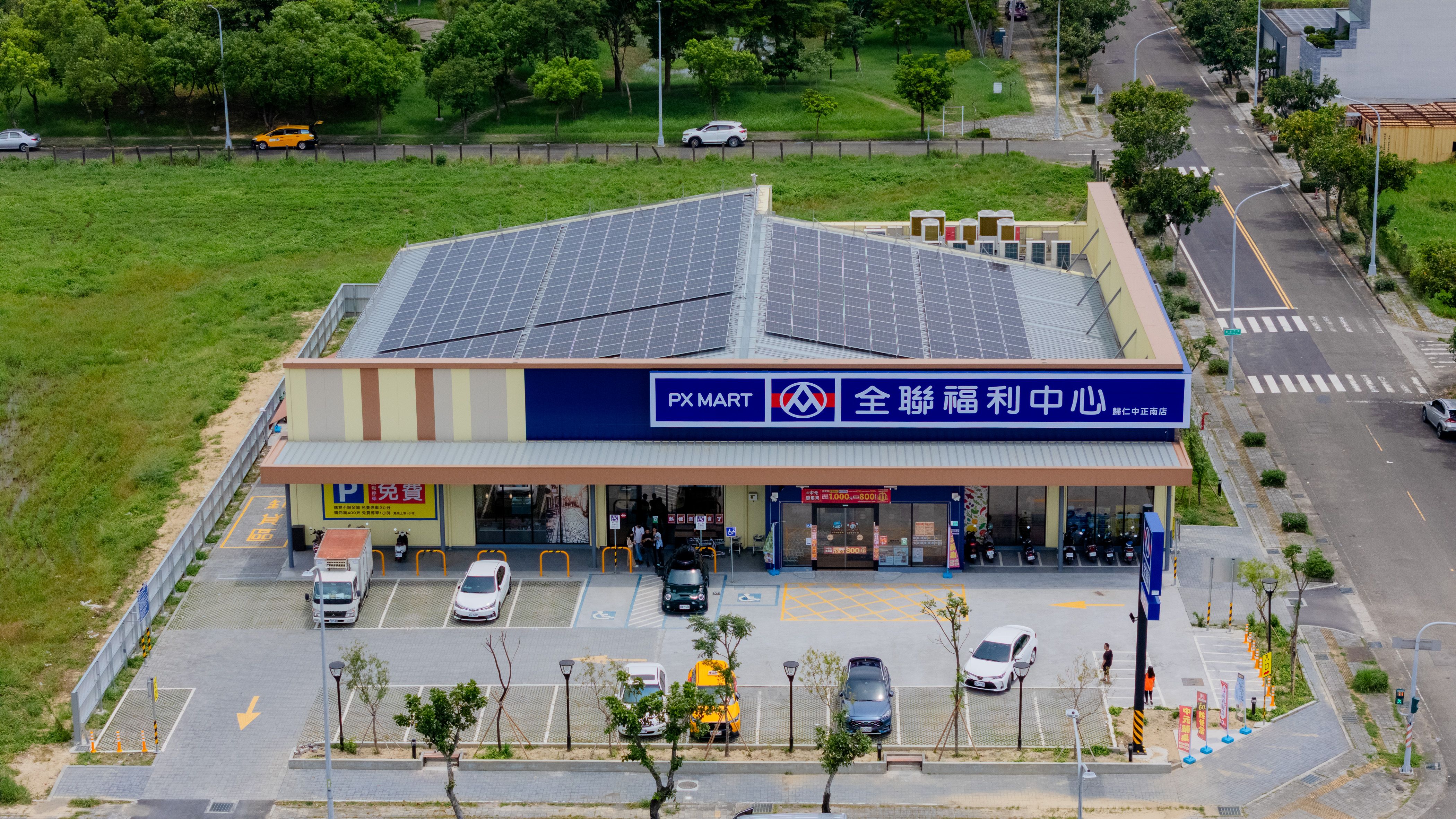 全聯首間永續概念店「歸仁中正南」門市，以綠化_綠能、模組化_再生材、省電_再利用、低碳_節能四大永續方向推進實踐永續發展計畫。.jpg